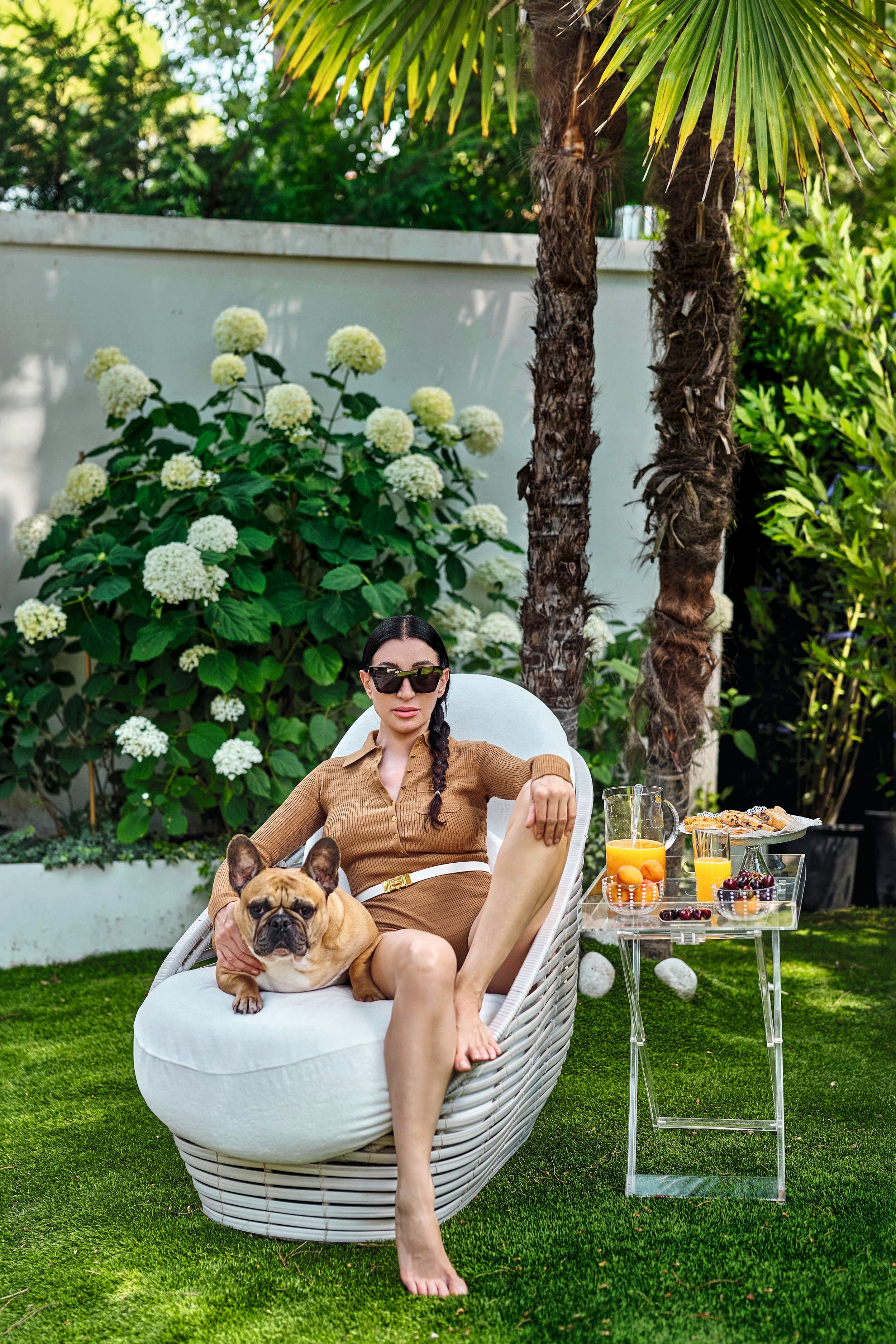 Elisabetta con su querido perro "Chico", un bulldog francés