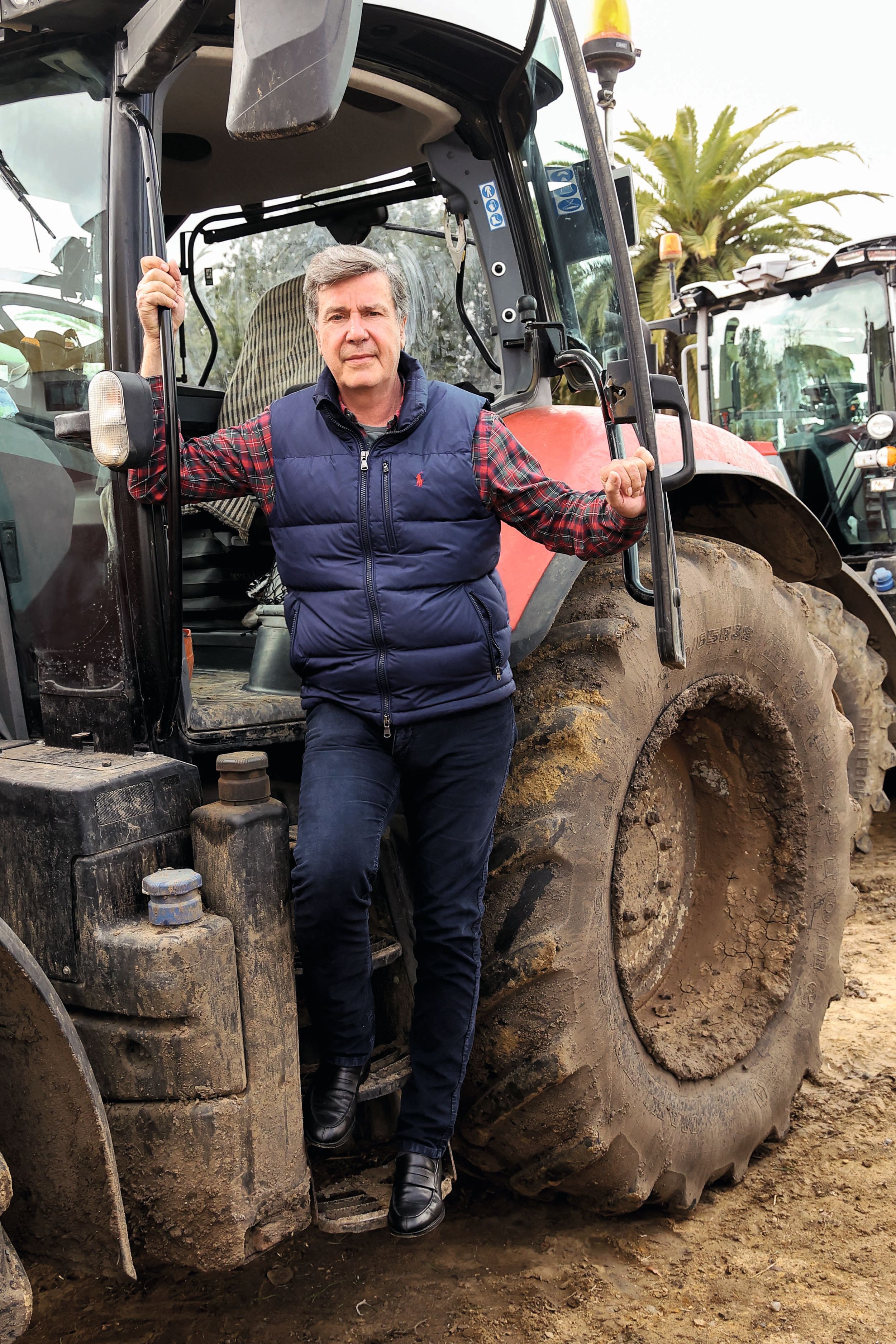 Cayetano Martínez de Irujo nos recibe en su finca, 'Las Arroyuelas', aquí en su tractor 