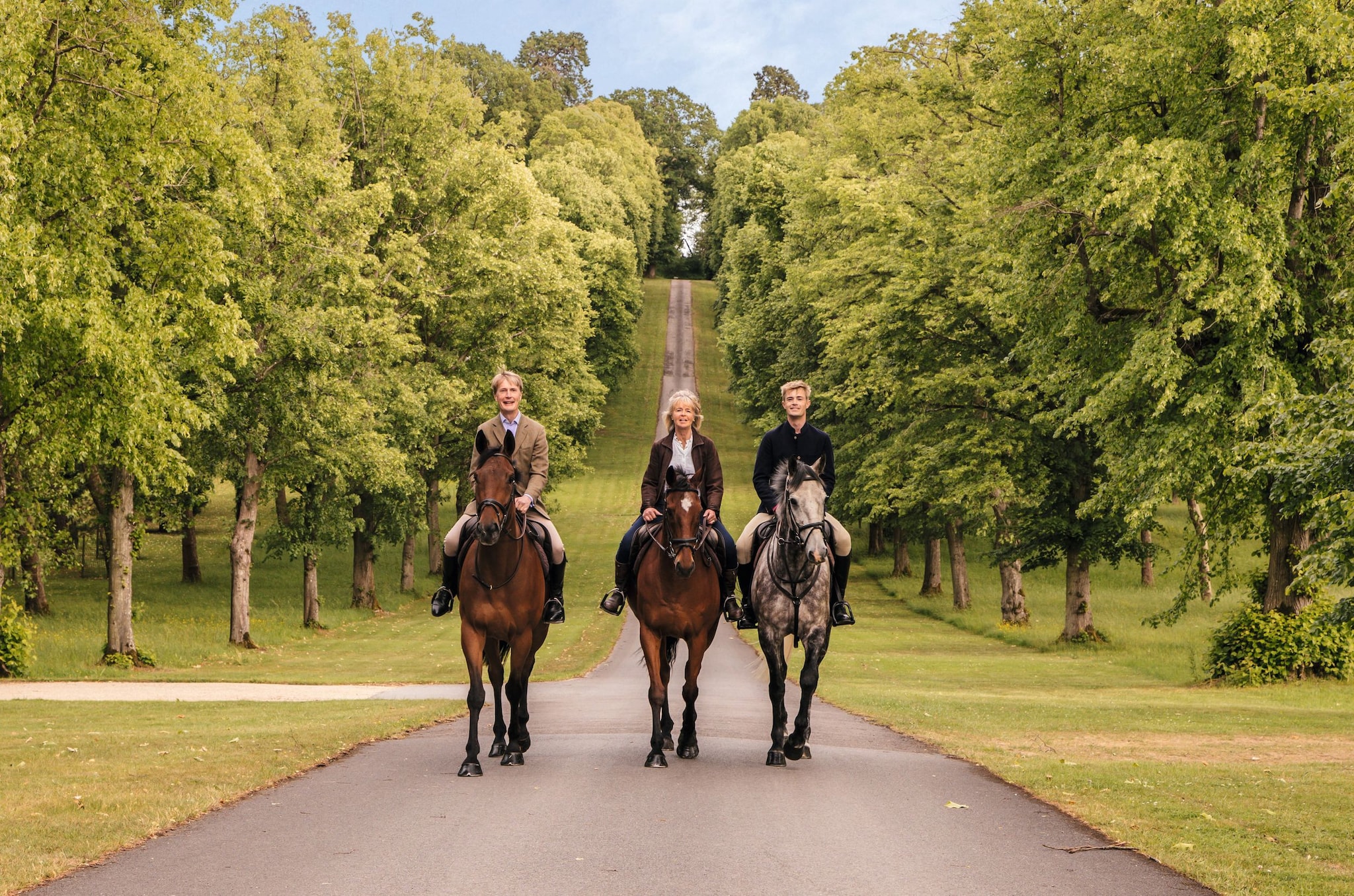 James Henderson y Lucinda aparecen montando a caballo junto a su hijo mayor por la finca