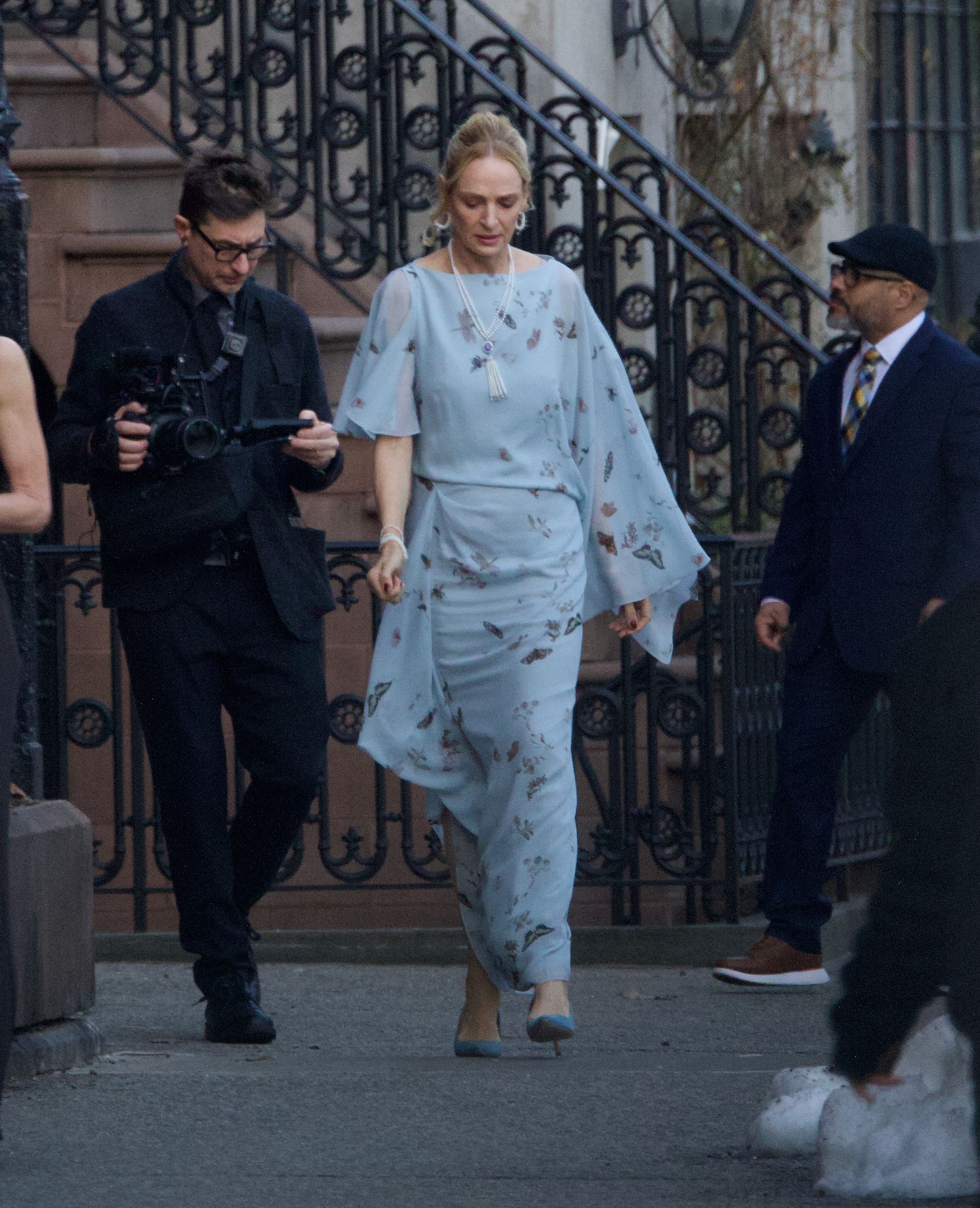 Uma Thurman con vestido azul de estampado floral el día de la boda de su hija, Maya Hawke, en Nueva York