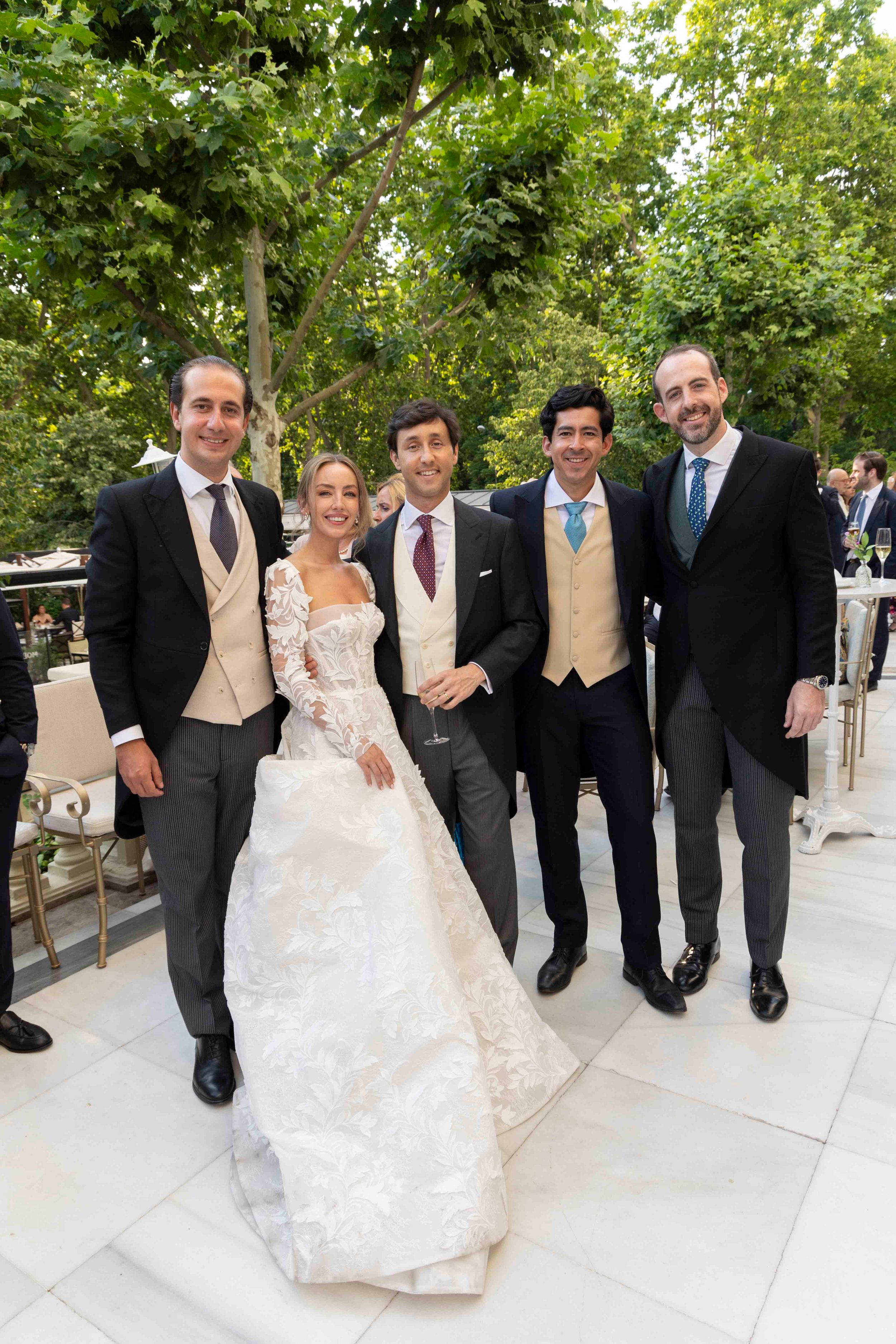 Los novios con algunos de los testigos