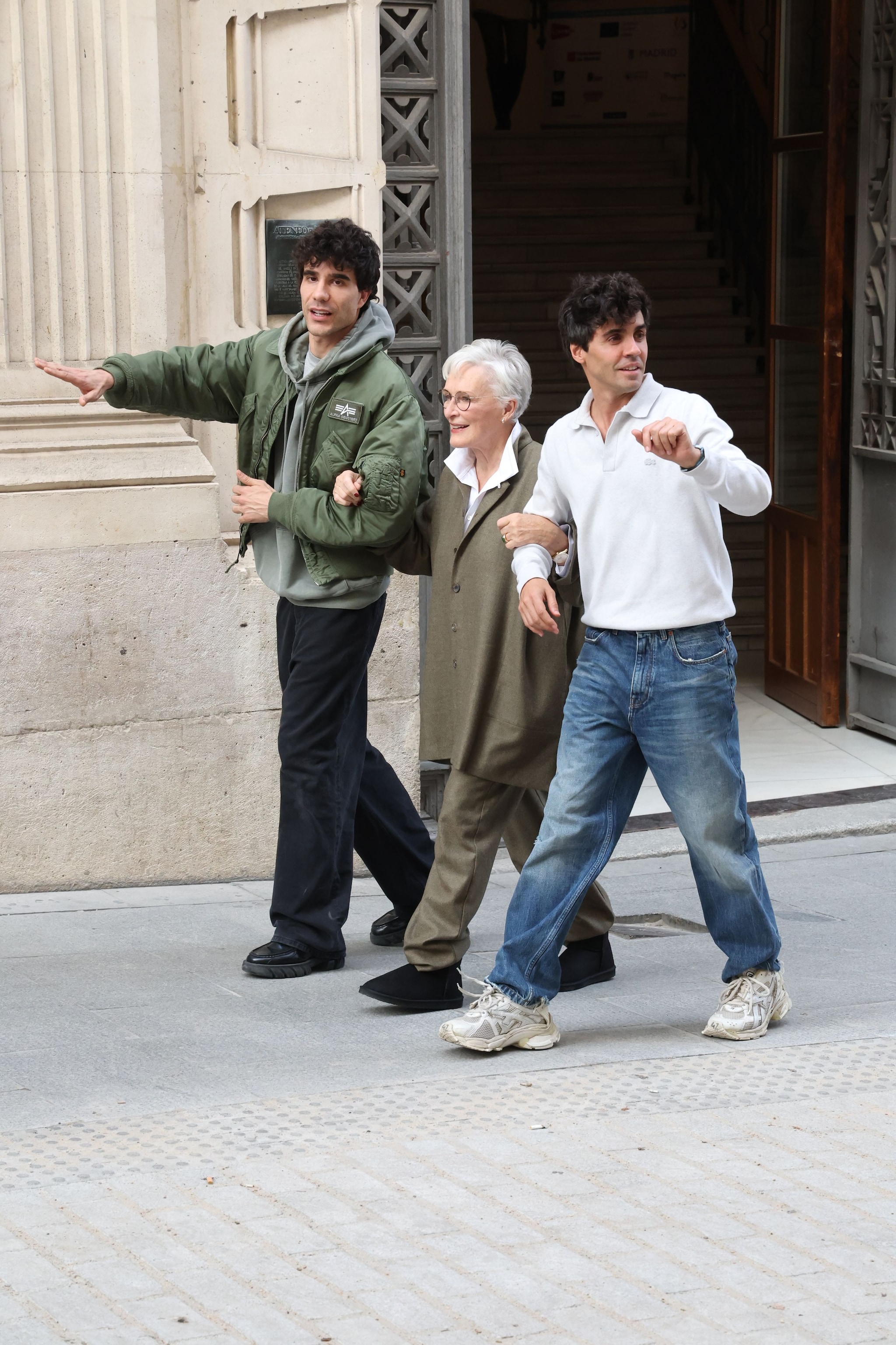 Javier Calvo y Javier Ambrossi junto a Glenn Close, protagonista de su próxima película 'La bola negra'