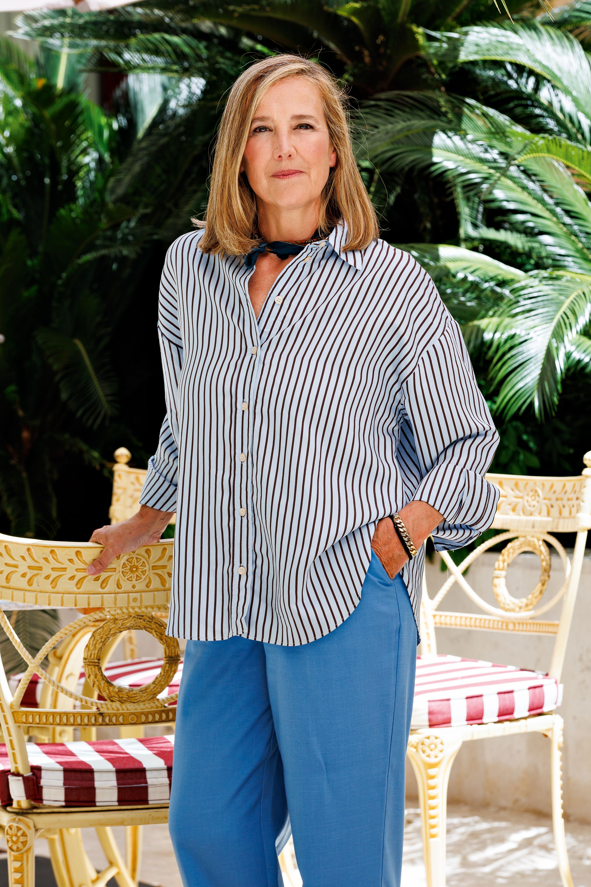 Amparo Aragón, posando en una terraza
