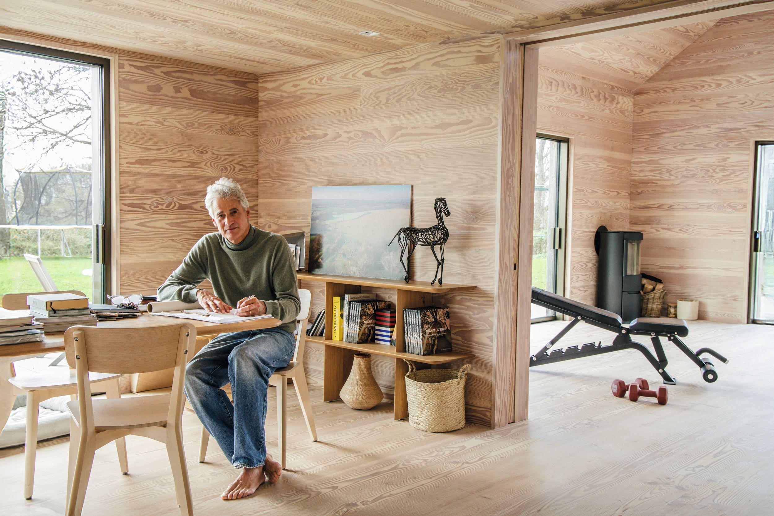 EL RECONOCIDO ARQUITECTO BRITÁNICO ALEX MICHAELIS Y SU MUJER, SUSANNA PARRY NOS ABREN LAS PUERTAS DE SU FABULOSA “CASA DE LA HOJA” EN LOS COtsWOLDS (INGLATERRA)
