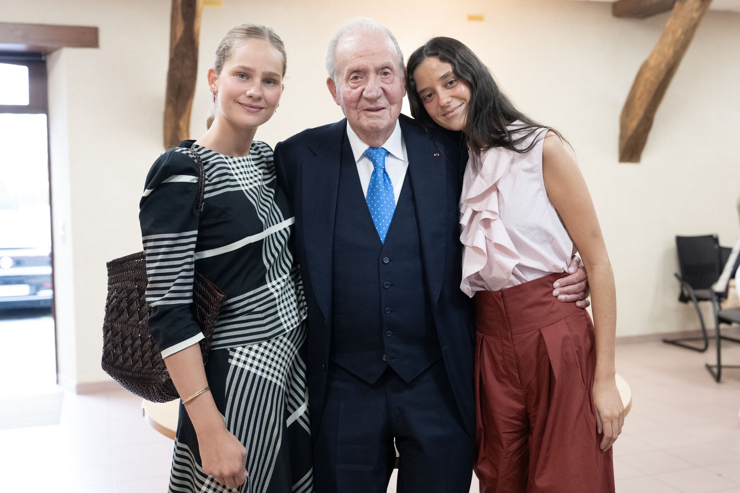 El rey Juan Carlos con sus nietas, Irene Urdangarin y Victoria de Marichalar