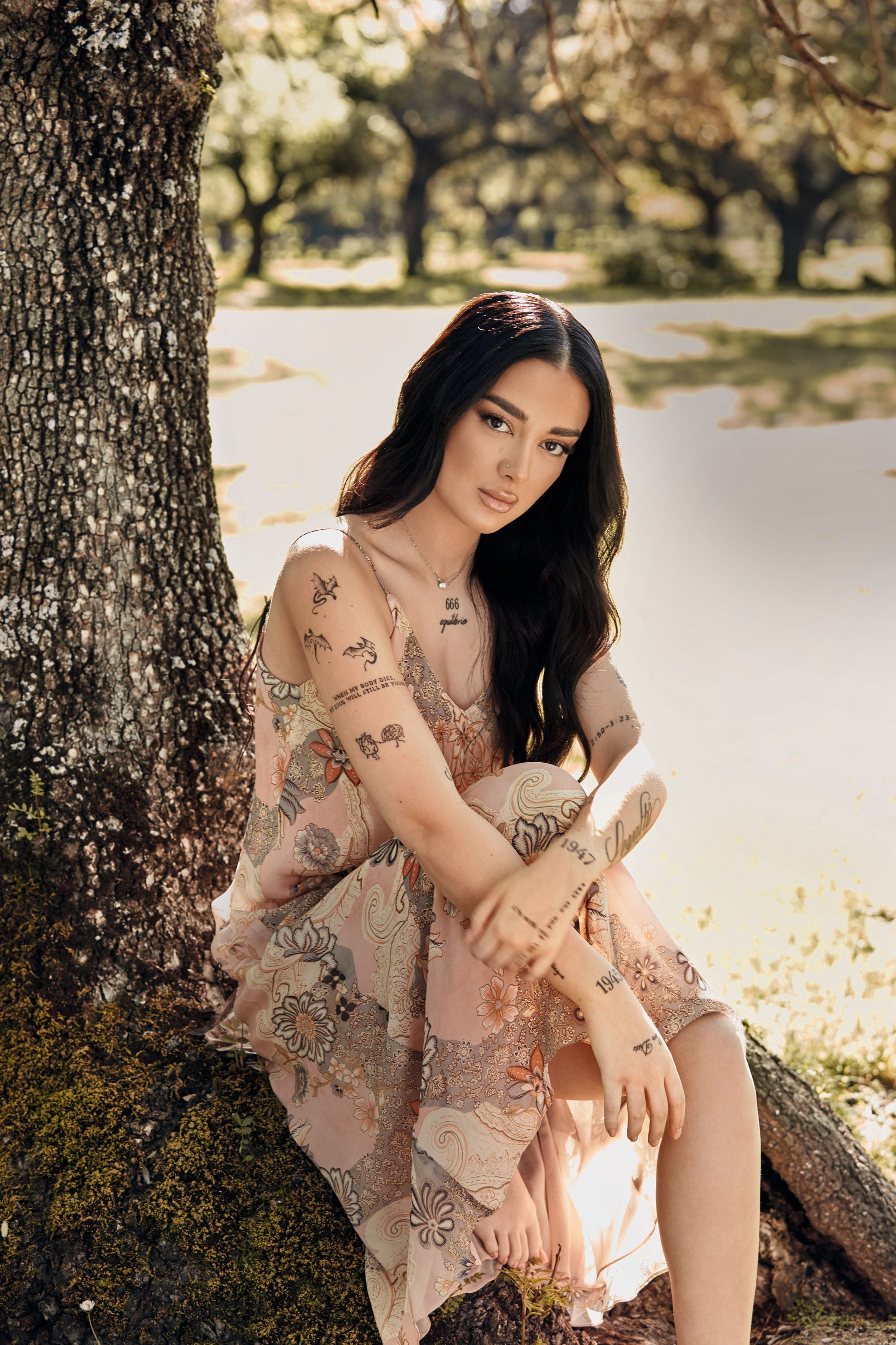 Julia Janeiro en su posado exclusivo para ¡HOLA!: “Que me comparen con las Kardashian es una fantasía, un orgullo”