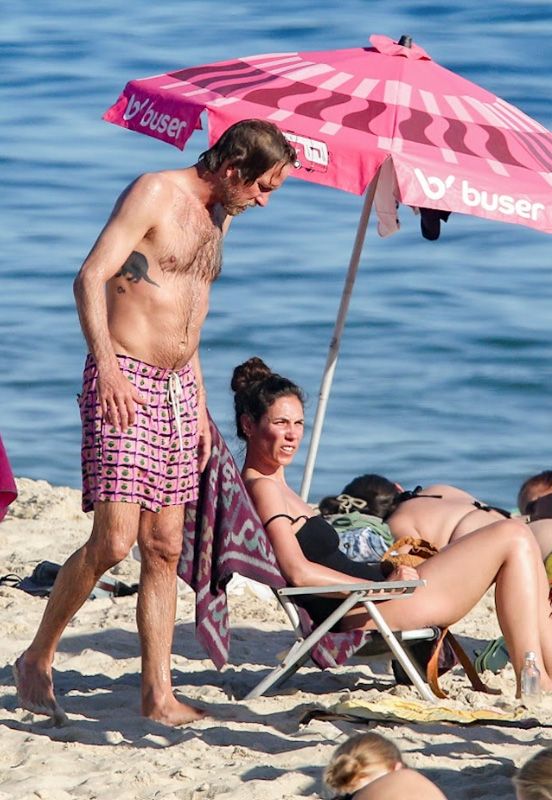 La pareja, tomando el sol