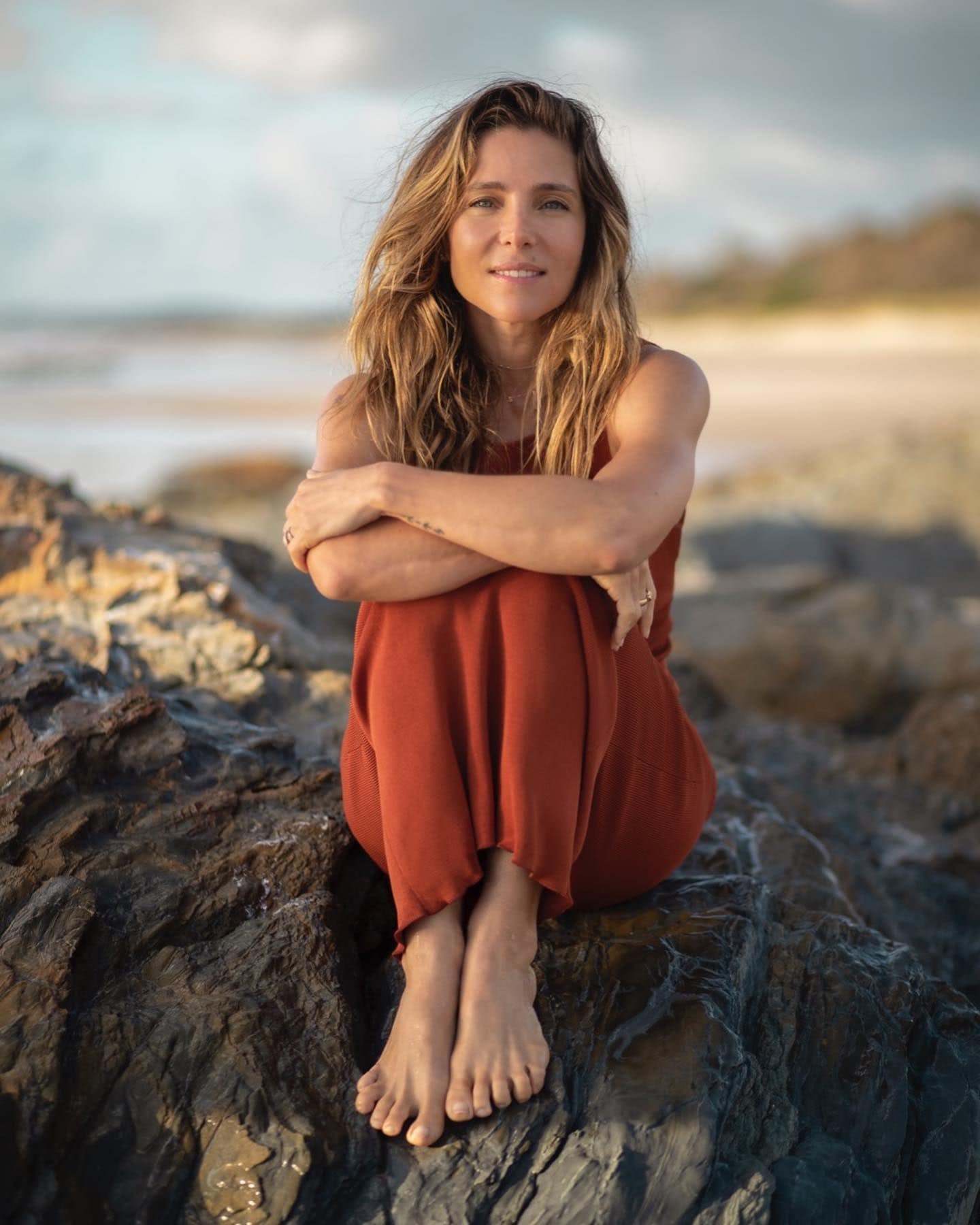 Elsa Pataky sonriendo a la cámara en la playa en una imagen de su Instagram