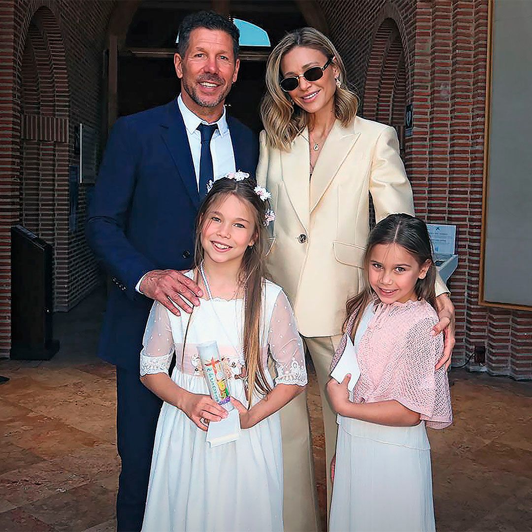 Diego Pablo Simeone y Carla Pereyra junto a sus hijas, Francesca, de nueve años, y Valentina, de siete