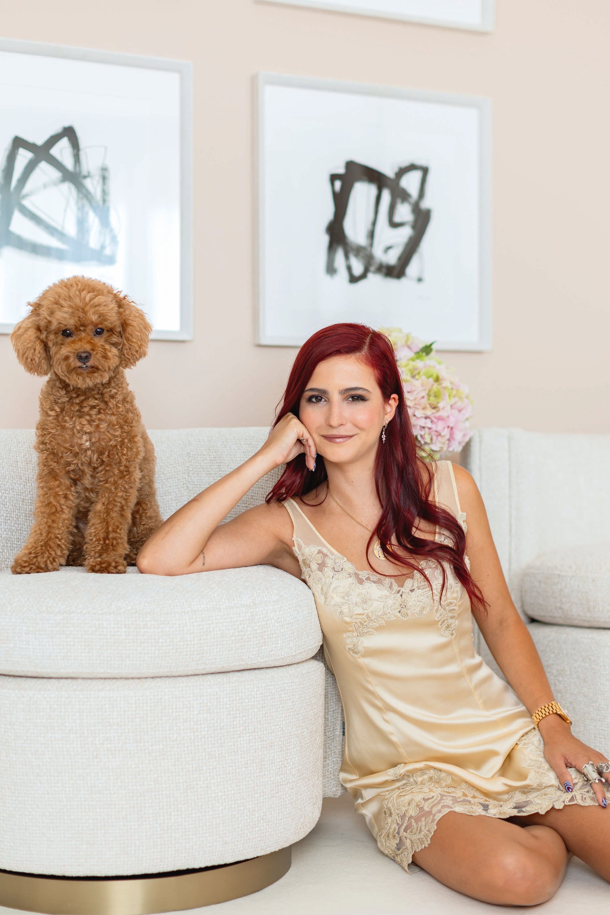 María Luisa posando junto a su mascota