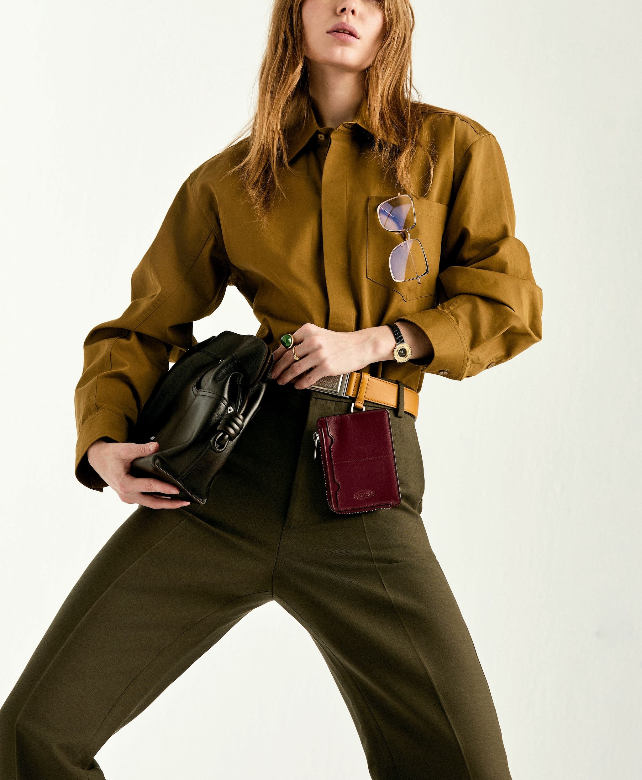 Total look y cinturón, de Tod’s; bolso, de Loewe; gafas, de Tom Ford, y reloj y anillo, de Tiffany & Co