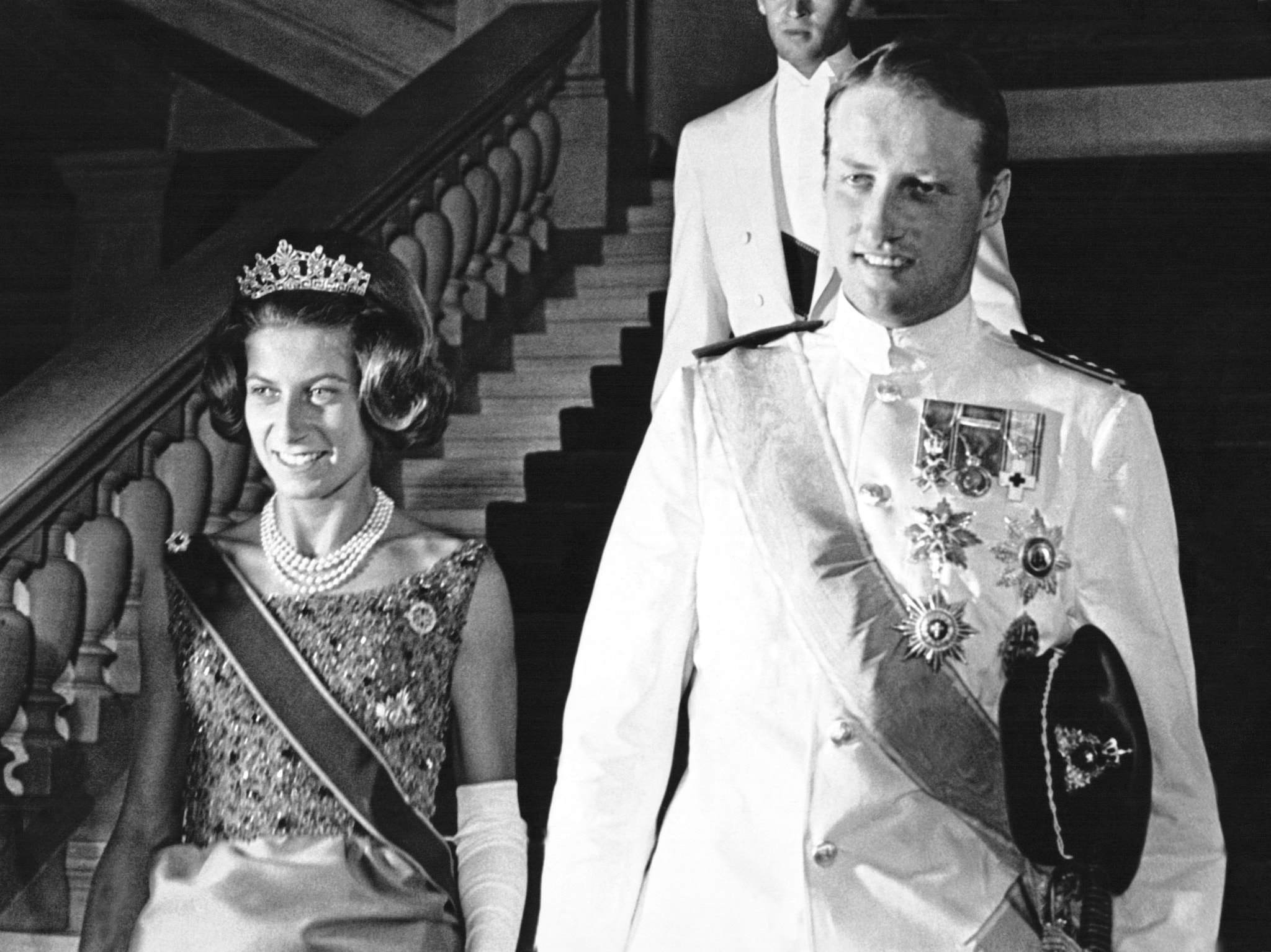 Tatiana de Radziwill, con Harald de Noruega en la boda de Constantino y Ana María de Grecia