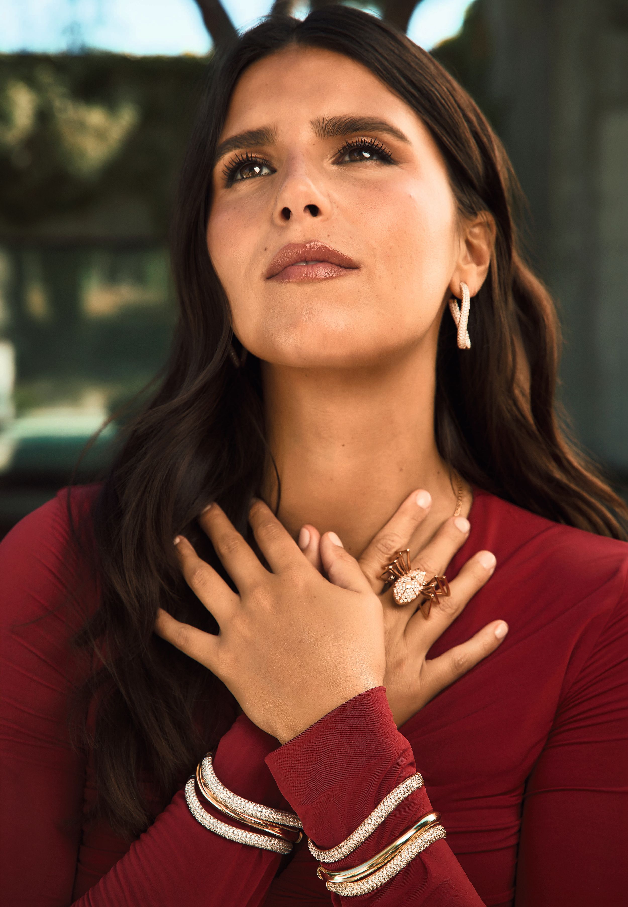 Con pendientes y pulseras Rabat Waves de oro rosa, blanco y amarillo con pavé de diamantes que le "conquistó el corazón"; y anillos Rabat Salvaje de oro rosa con araña de pavé de diamantes.