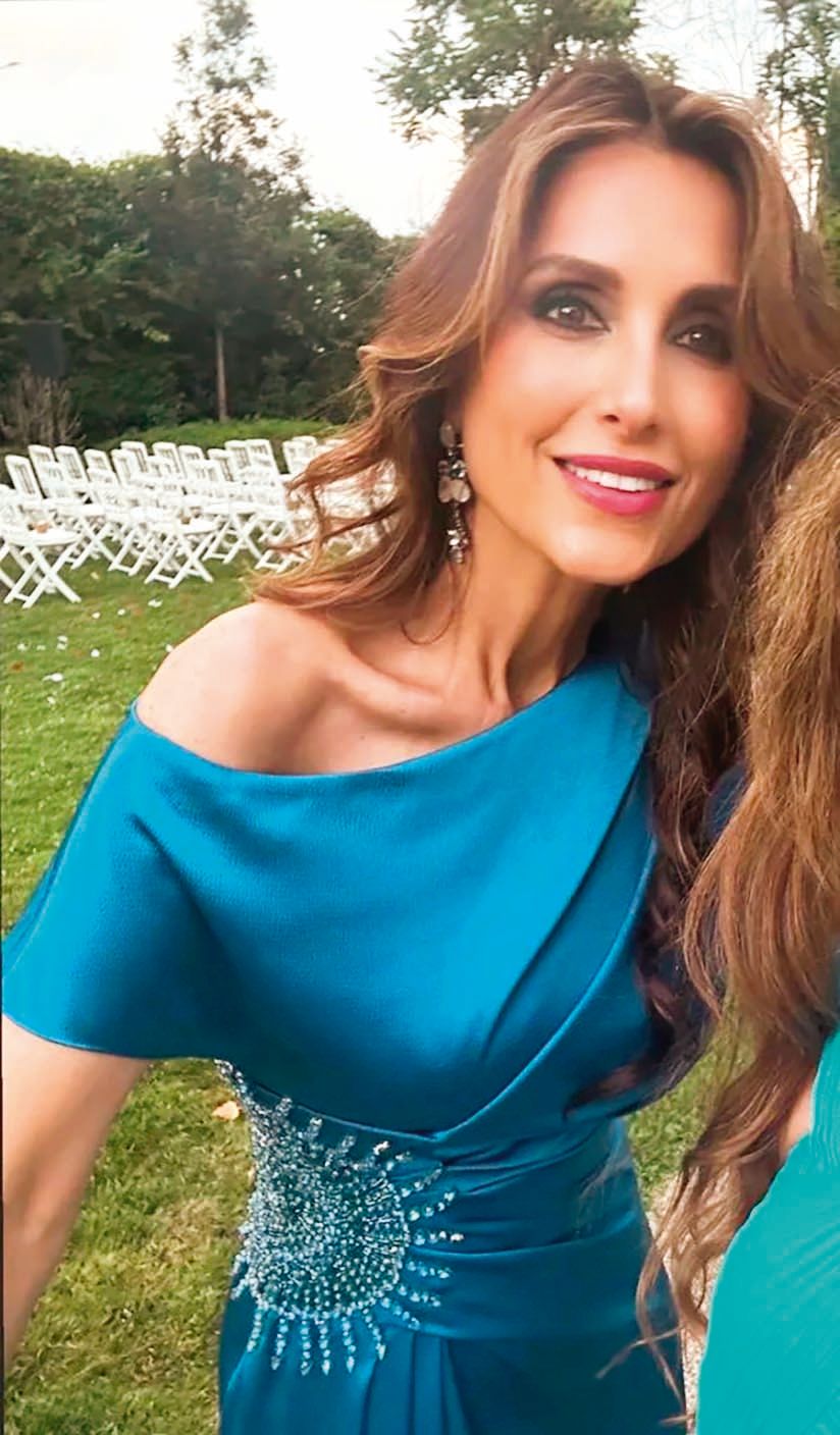 Una deslumbrante Paloma Cuevas de azul cobalto