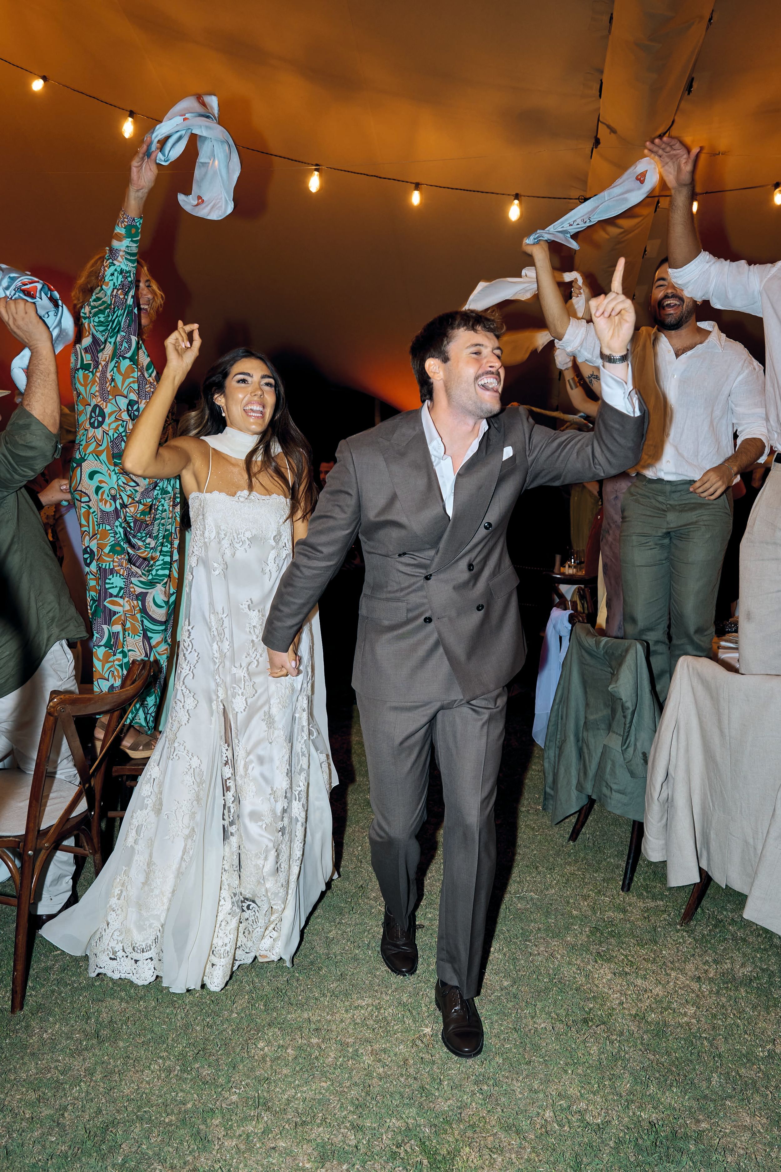 Anna y Mario entraron en la cena al ritmo de la canción de Estopa "Como Camarón", y todos los invitados los recibieron con los pañuelos en alto bailando