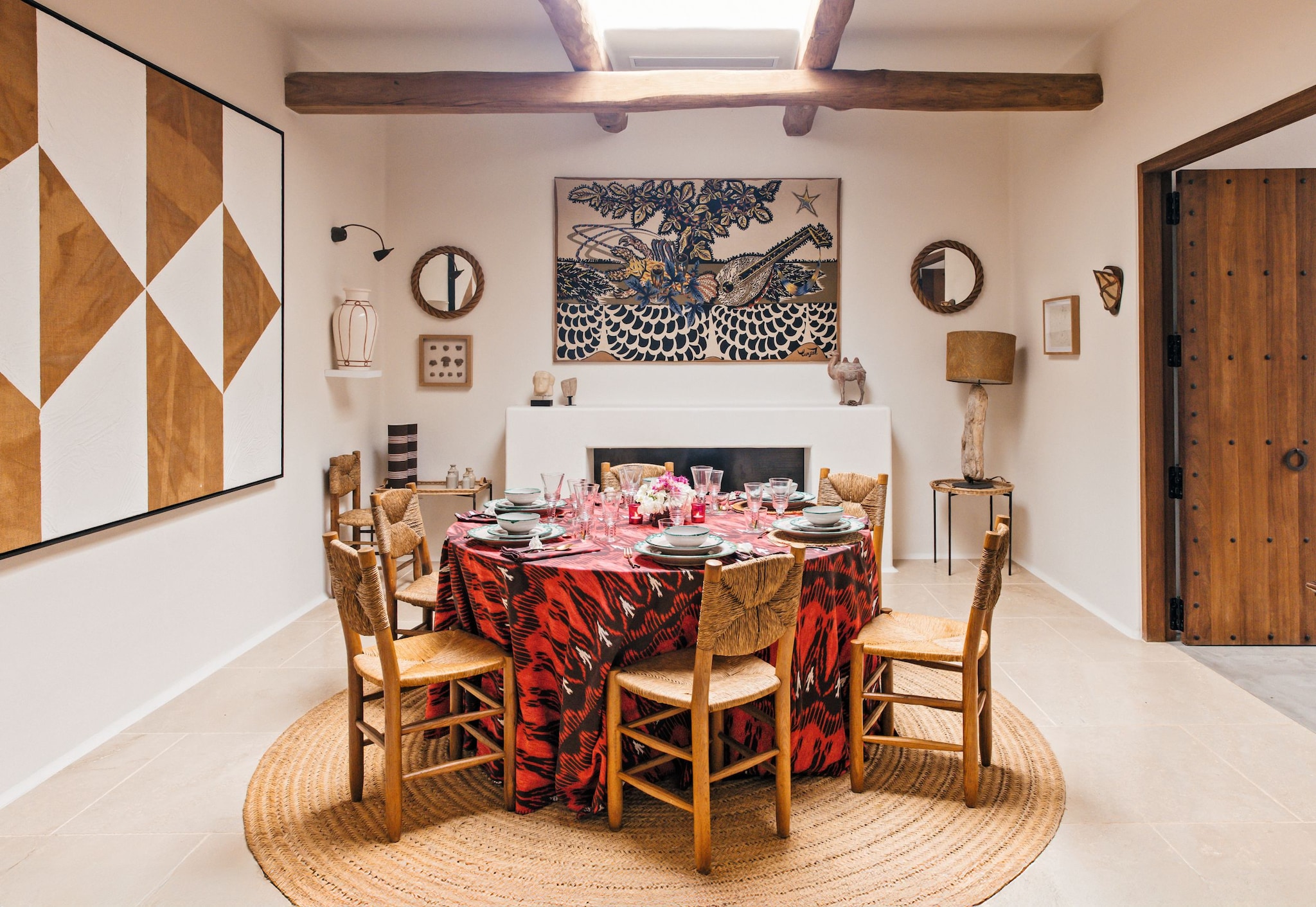 EMMA ROIG  NOS RECIBE EN SU REFUGIO DE IBIZA, UNA IMPRESIONANTE VILLA EN EL CORAZÓN DE LA ISLA