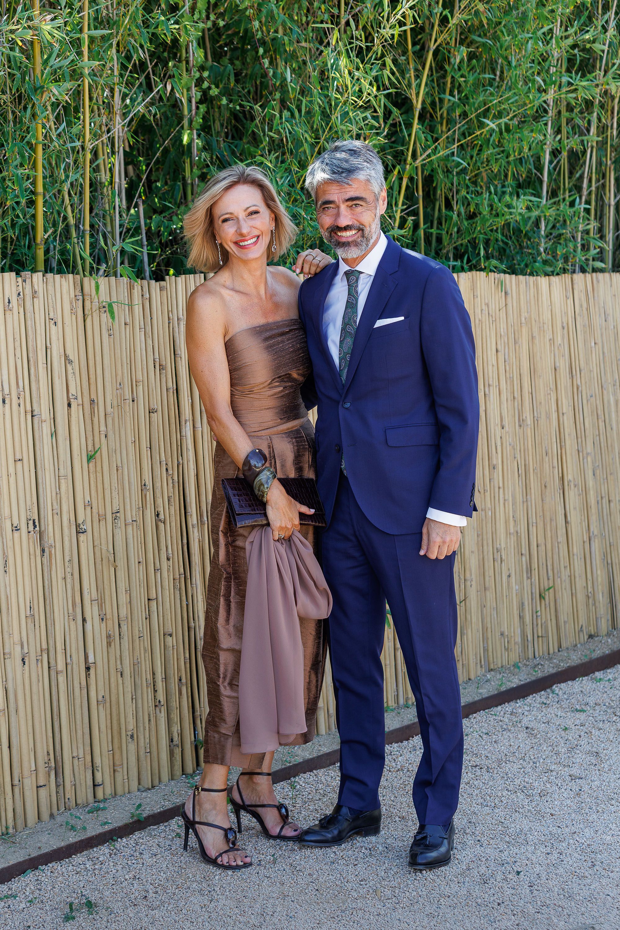 Susanna Griso, posando junto a su marido, Luis Enríquez, con un mono palabra de honor.