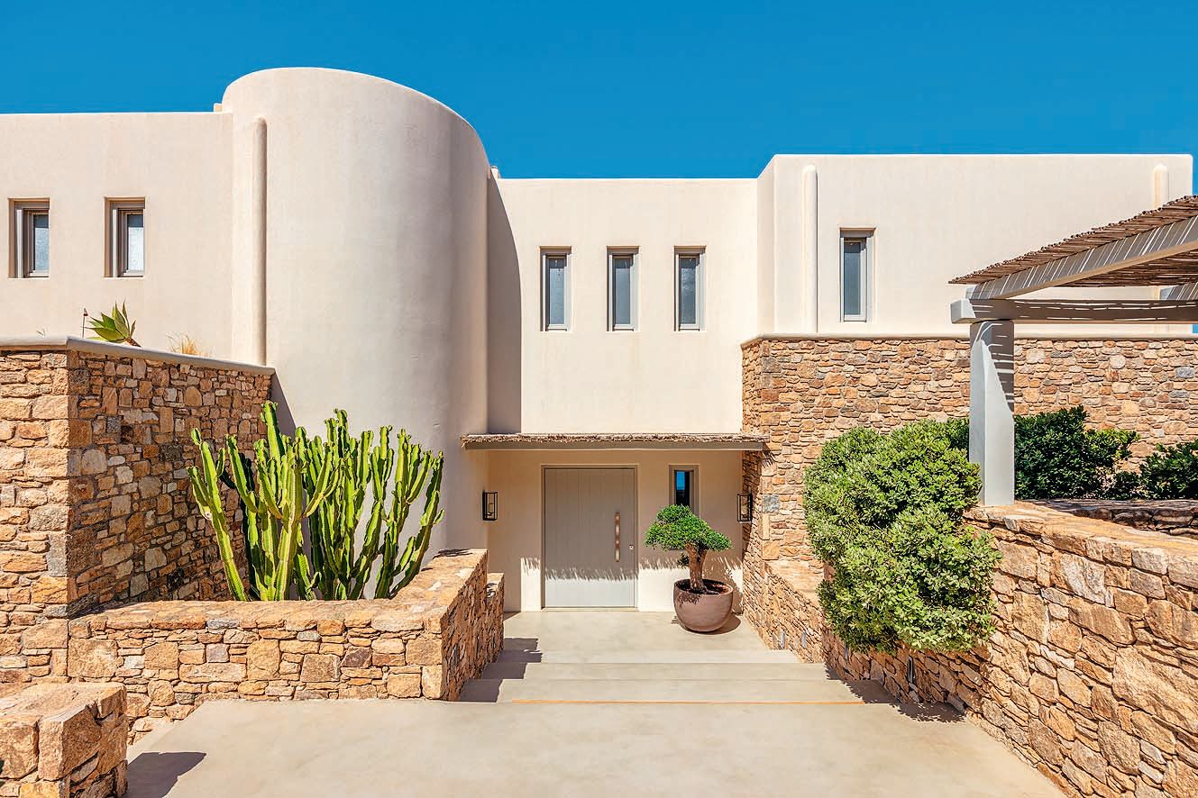 La entrada a la casa, en la que predominan materiales como piedra, roca natural y maderas para integrarse con el paisaje
