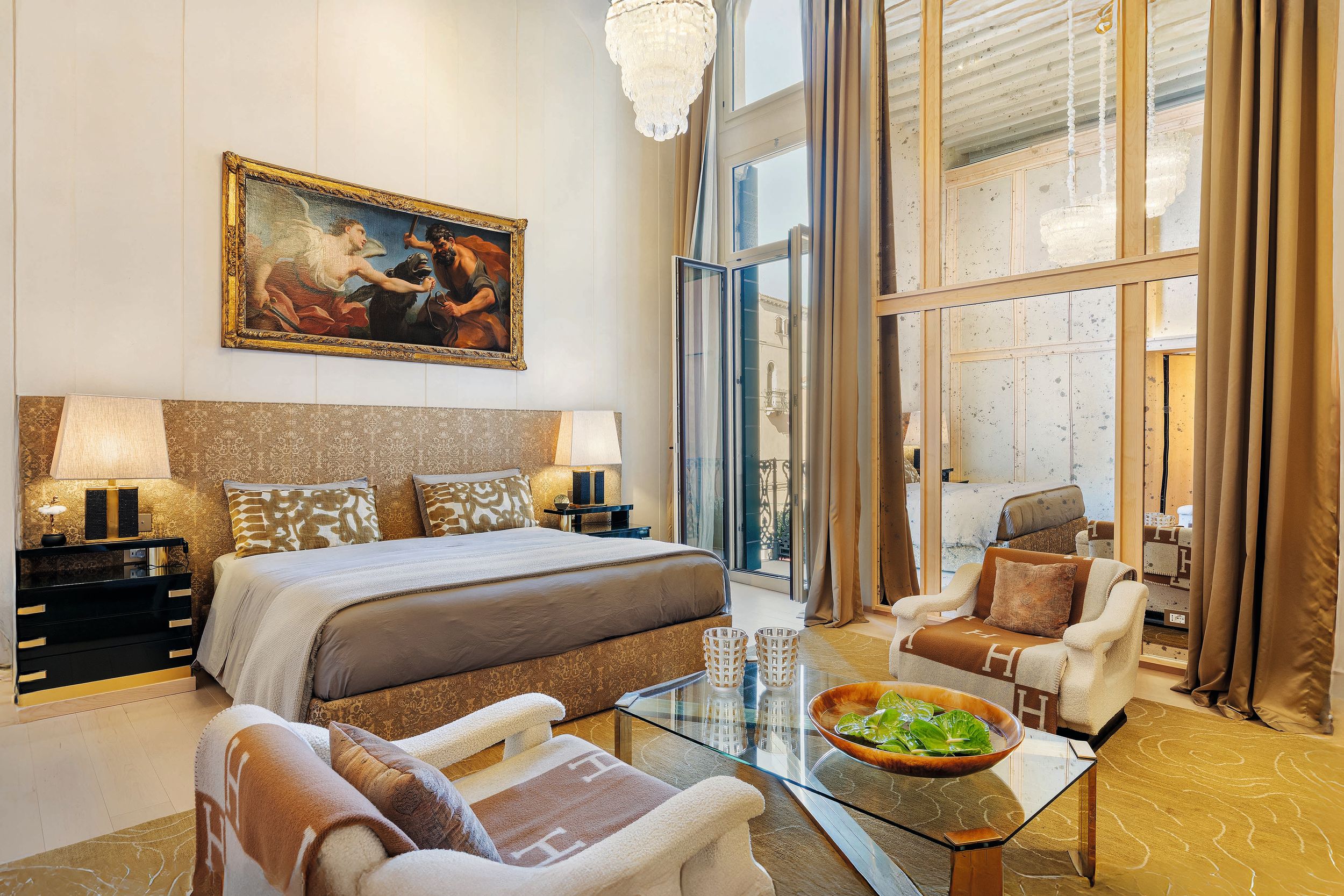 La casa tiene tres amplios dormitorios, cada uno de ellos con baño en "suite" (izquierda). El principal, en tonos tierra y blanco, con cama a medida, revestida con tejido que recuerda los dorados oxidados de los muebles de época.
