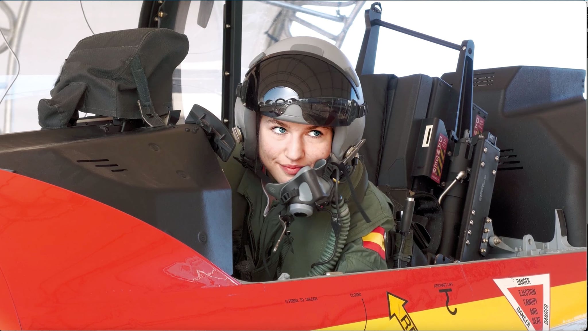 La princesa Leonor, pilotando un avión