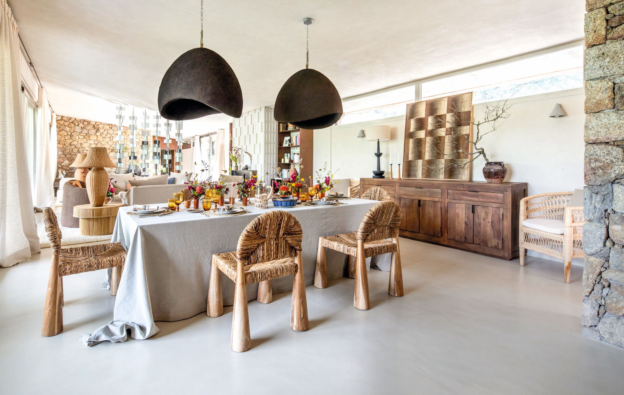 El comedor. Este segundo espacio del gran salón está separado de la zona del televisor gracias a paneles de cerámicas artesanas, que conforman una instalación de lo más original y artística