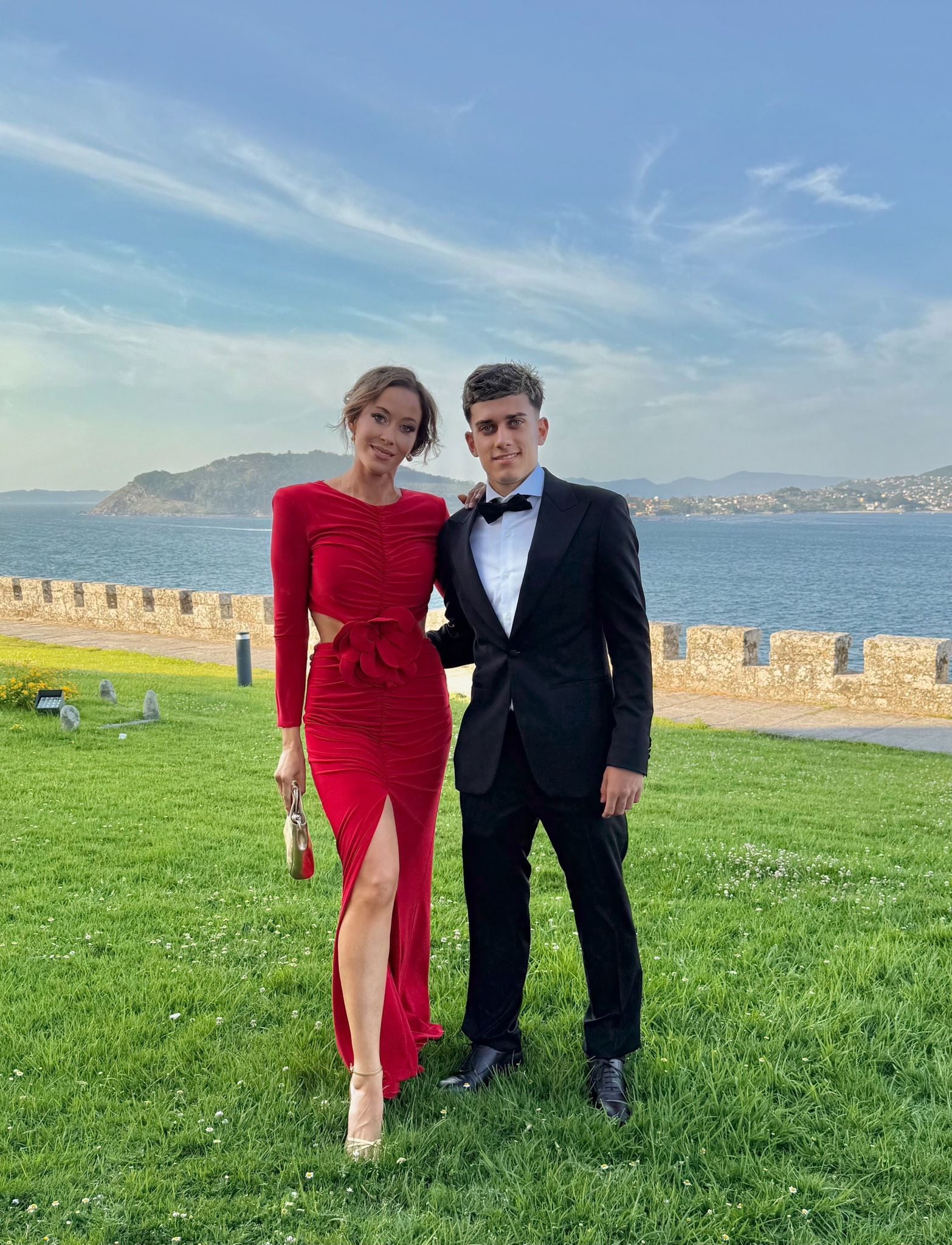 Ana López, con un diseño de Silvia Fernández, y su hijo, José Antonio Reyes Jr., que llevó un traje de Silbon, firma de la que es embajador