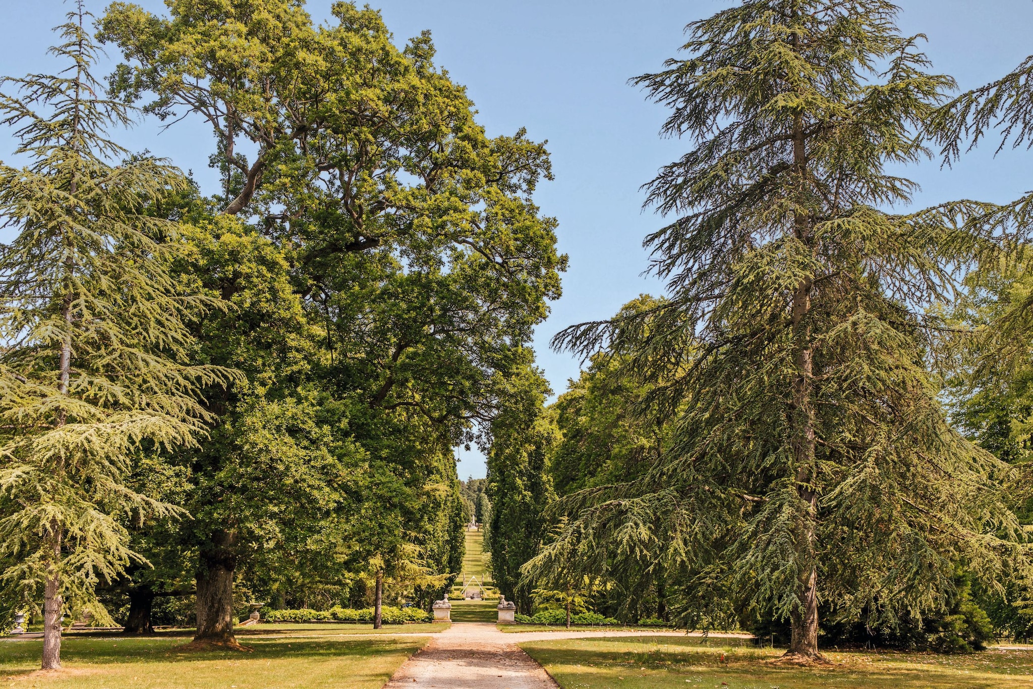 Otra vista muestra la avenida Egipcia, que conduce al obelisco-reloj de sol, encargado por Lord Faringdon, en 2012, para conmemorar el Jubileo de Diamante de la Reina Isabel II