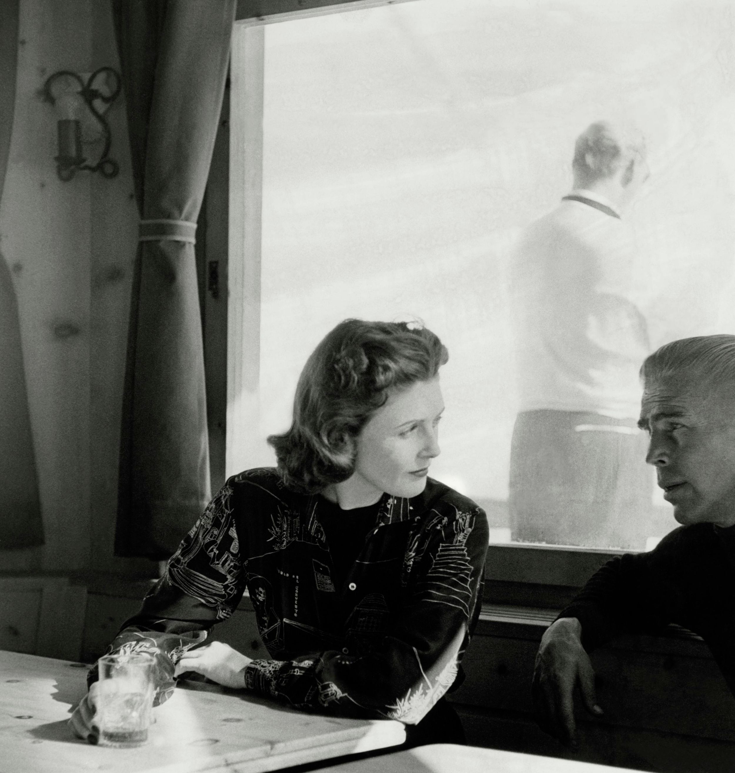 Pamela Churchill, nuera del que fuera primer ministro británico, almorzando en el club