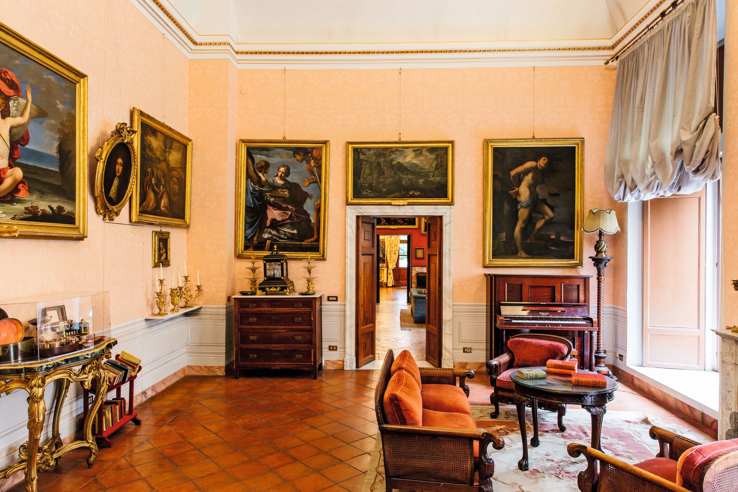 Una panorámica del salón principal, repleto de obras de arte
