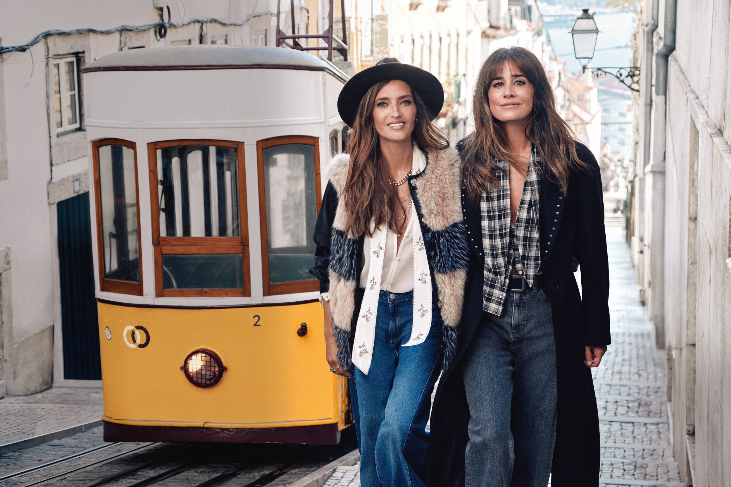 Sara e Isabel paseando por las calles de Lisboa para fotografiar las nuevas prendas de Slowlove