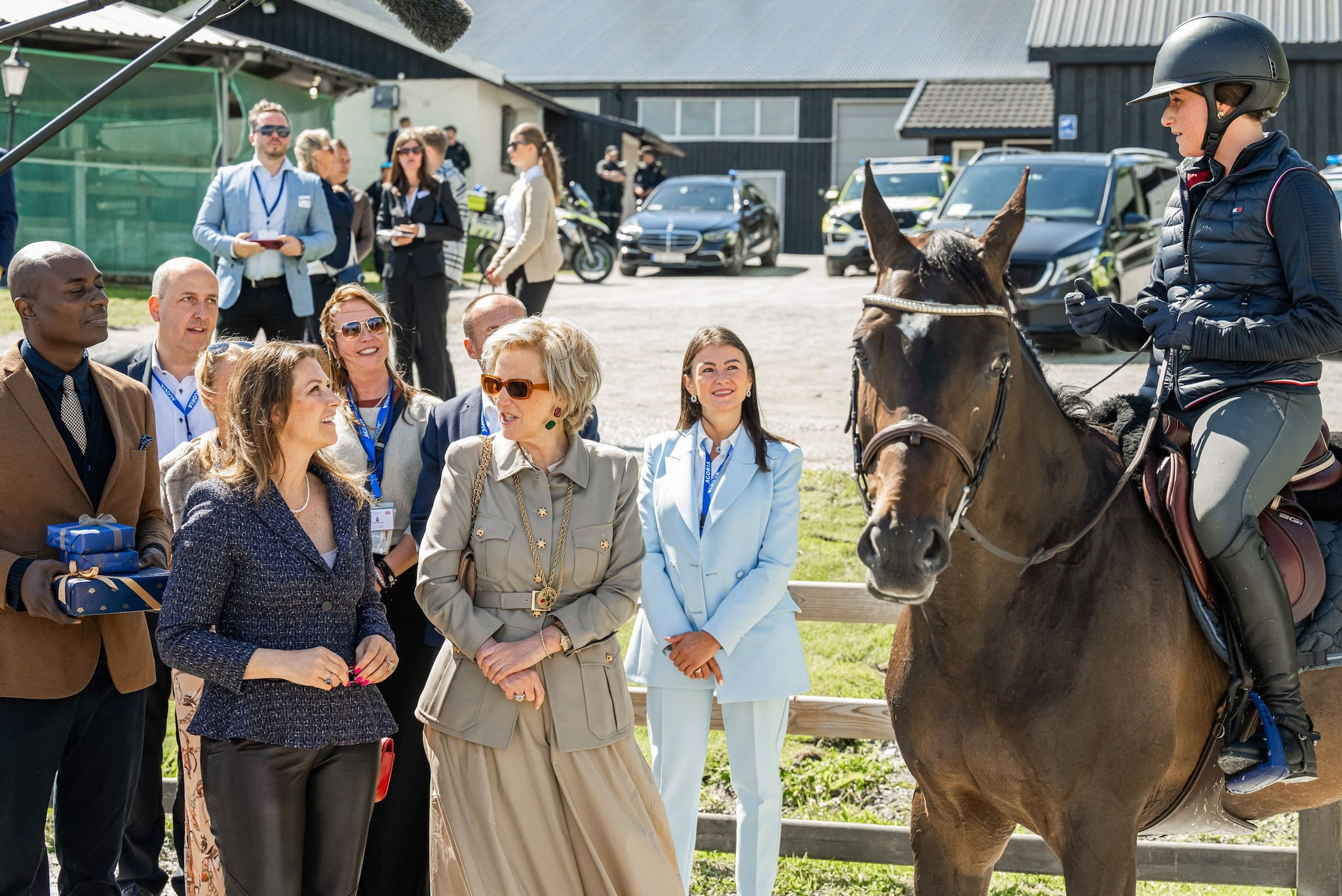 Marta Luisa de Noruega, Durek Verret y Astrid de Bélgica viendo a Emma Behn competir