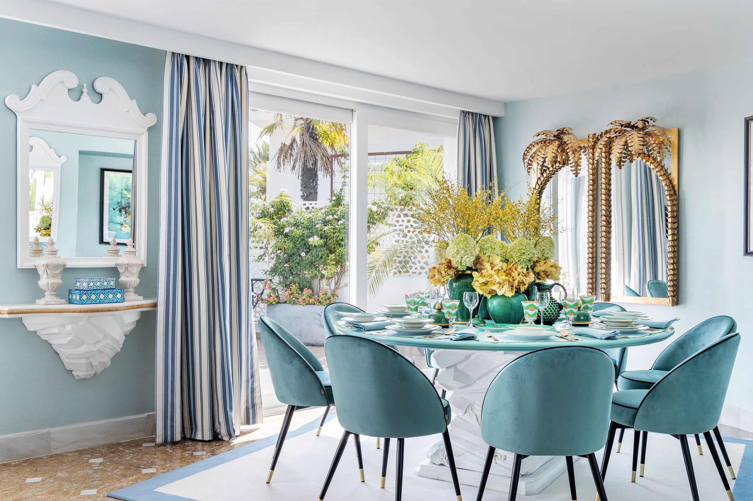 En la imagen, el comedor. La mesa cuenta con una base escultural que ya formaba parte de la casa y que "hemos repintado en blanco"