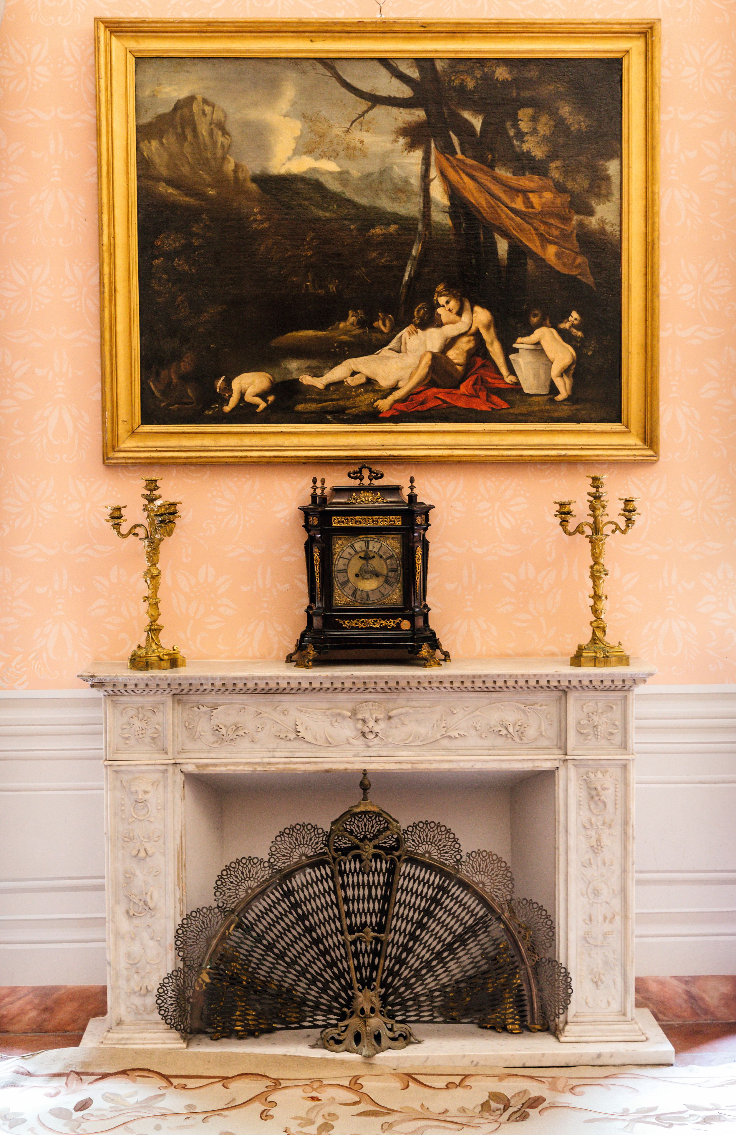 Detalle de la gran chimenea, sobre la que destaca el lienzo "Paisaje con una ninfa y un pastor", obra de Pietro Testa