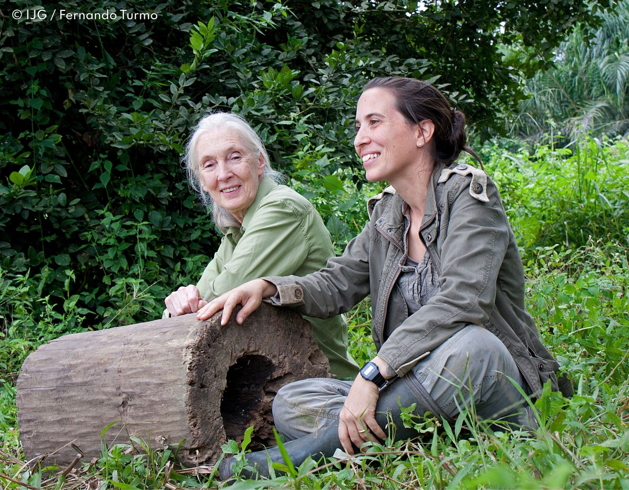 La Dra. Rebeca Atencia y la Dra. Jane Goodall en el Centro de Rehabilitación de Tchimpounga, del IJC, en Congo