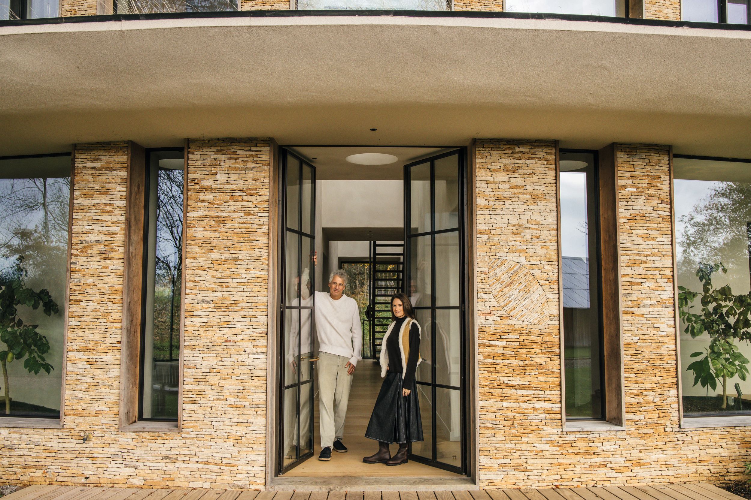 El reconocido arquitecto británico Alex Michaelis y su mujer, Susanna Parry nos abren las puertas de su fabulosa “Casa de la Hoja” en los Cotswolds (Inglaterra)