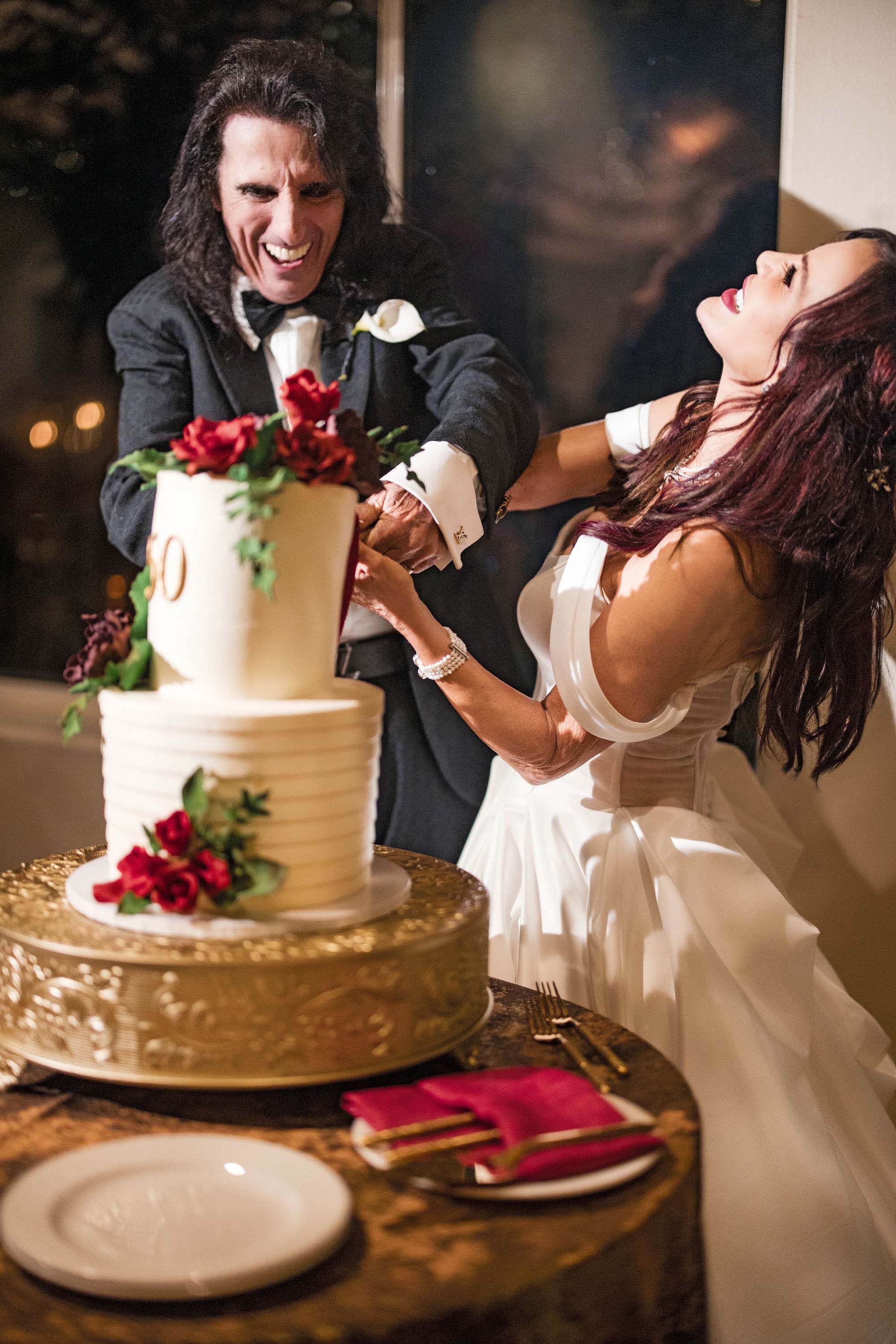 Partiendo la gran tarta a sus invitados