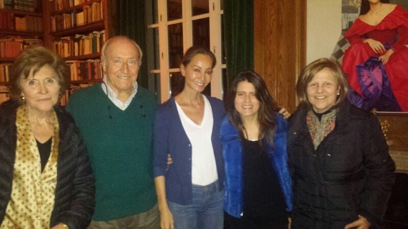 Isabel y Tomás con un grupo de amigas