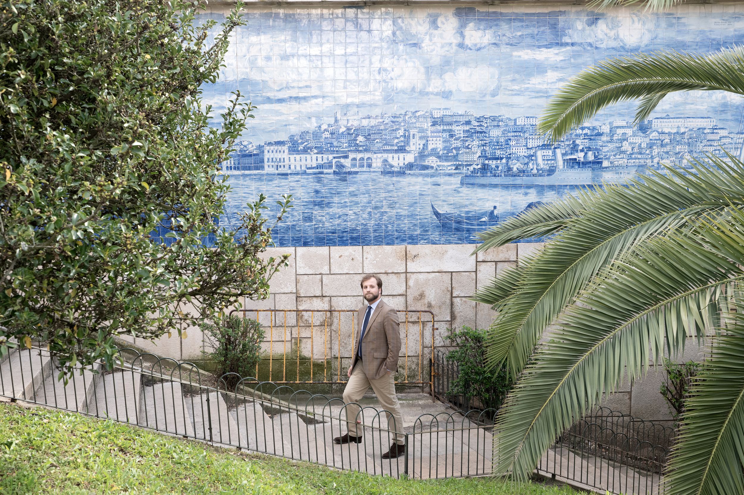 Alfonso de Braganza paseando por las calles de Lisboa