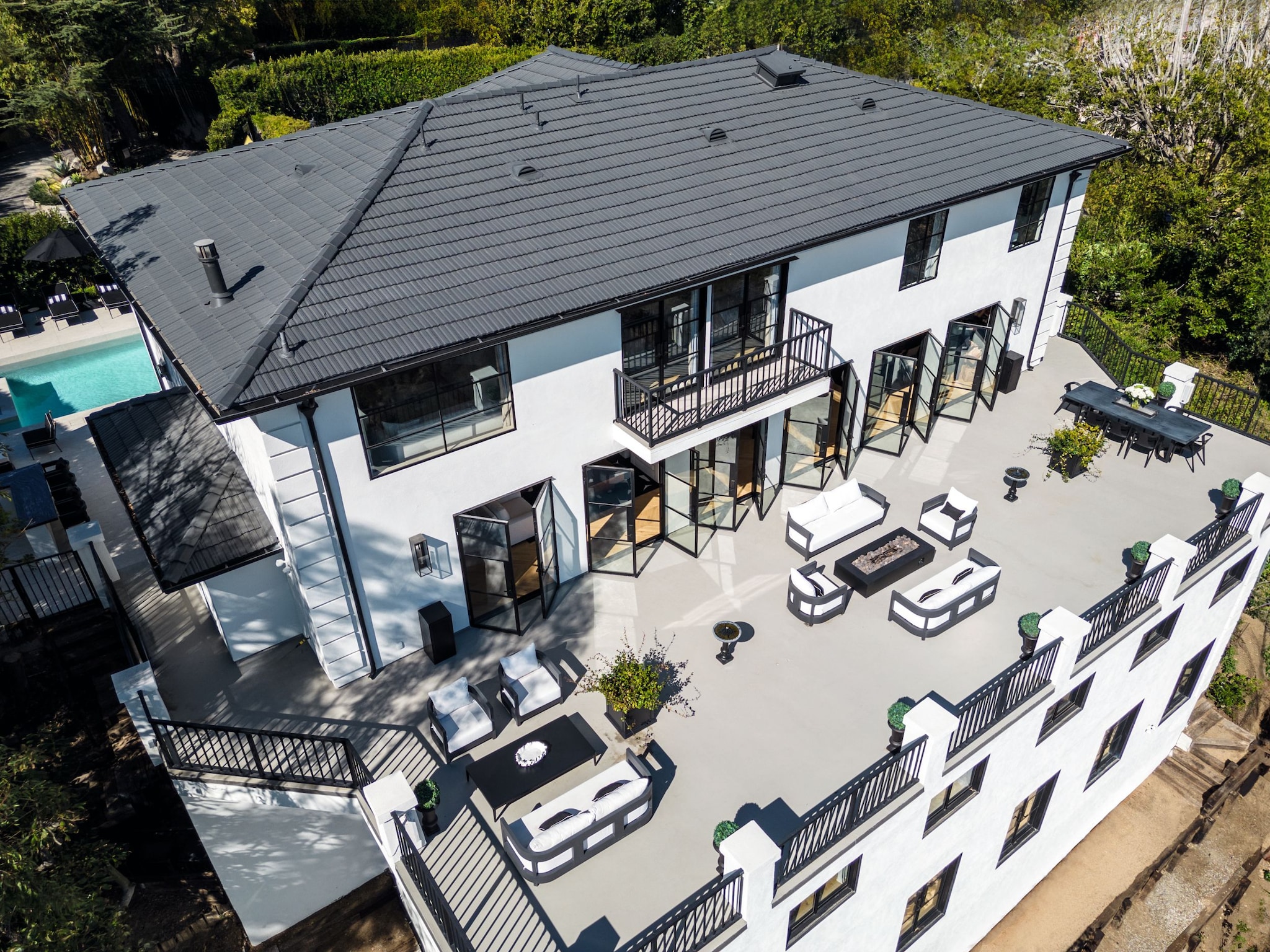 LA ARTISTA Y DISEÑADORA ELICIA CASTALDI Y SU MARIDO, DAVID KOKAKIS, NOS INVITAN A SU FABULOSA CASA EN BLANCO Y NEGRO EN LAS COLINAS DE BEL-AIR