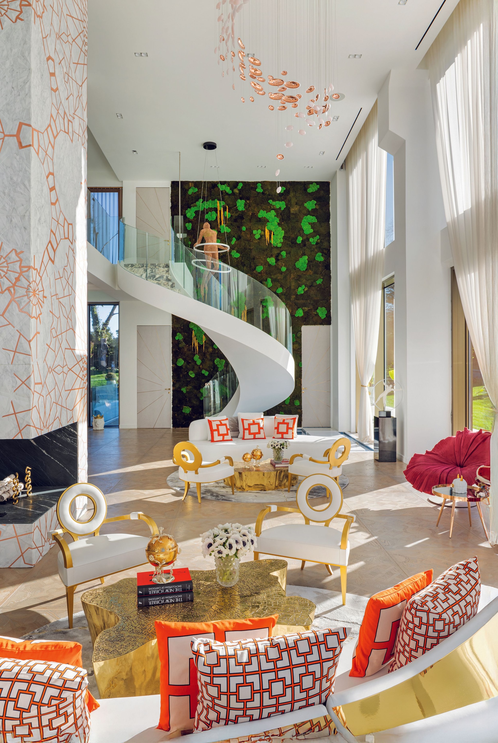 Sala de estar lujosa con sofás blancos y naranjas, espiral de escalera de vidrio.