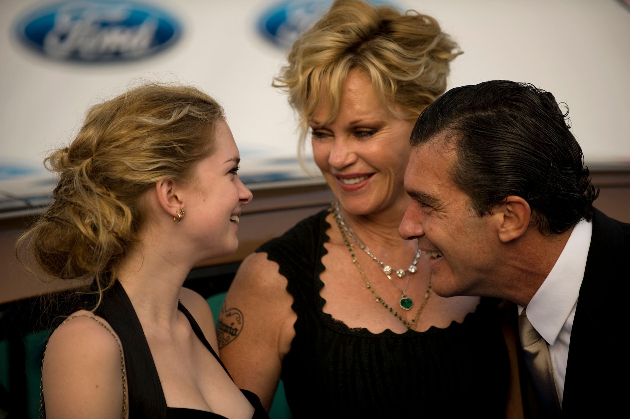 Stella junto a sus padres, Melanie Griffith y Antonio Banderas
