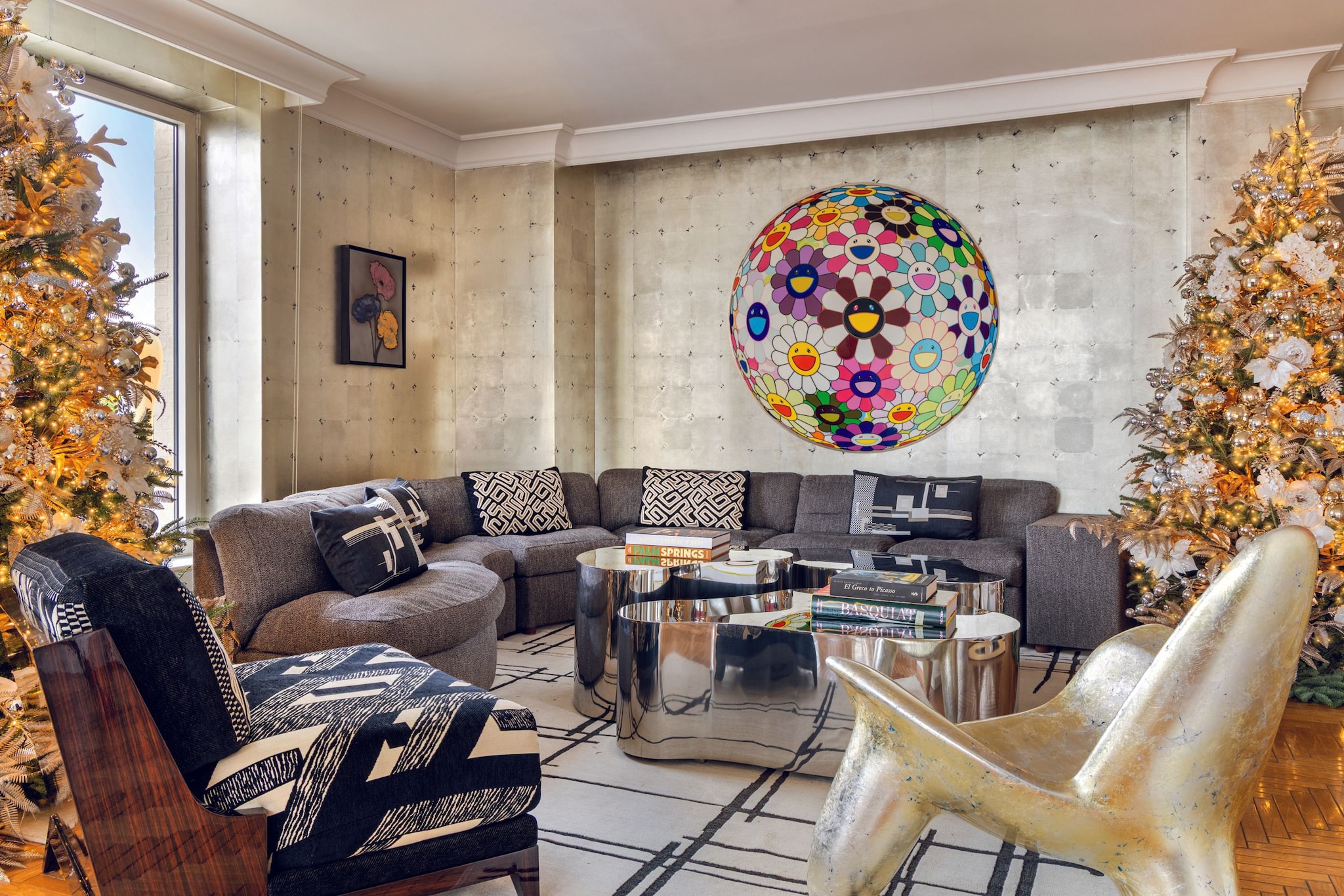 El salón, donde destaca un cuadro circular de Takashi Murakami, sofá modular de Milo Baughman, sillón dorado de Wendell Castle y mesas de acero de Stefanidou Tsoukala Gallery