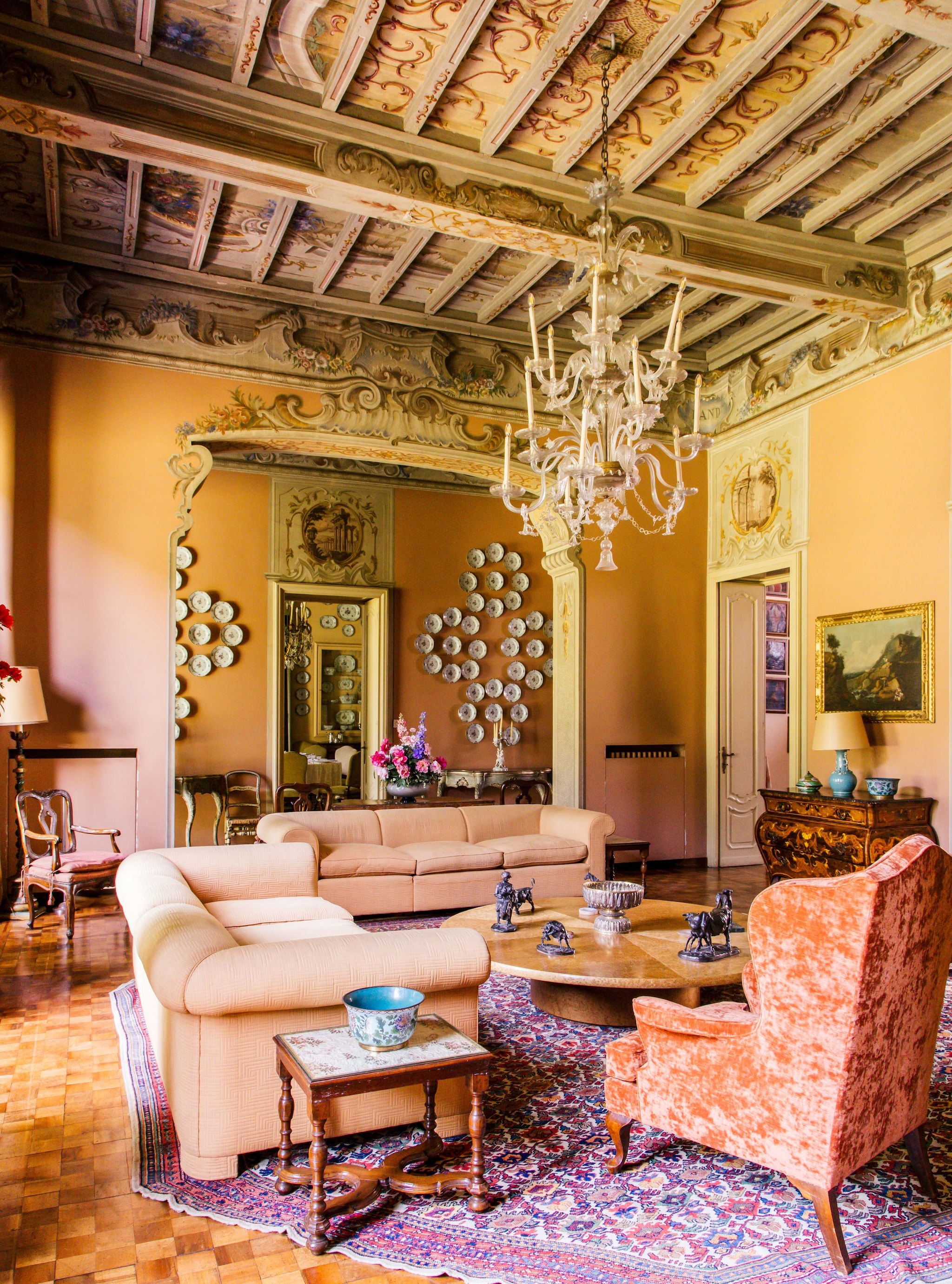 Una sala de estar cuyos techos de madera y sus paredes y ornamentos están decorados con pinturas del siglo XVIII