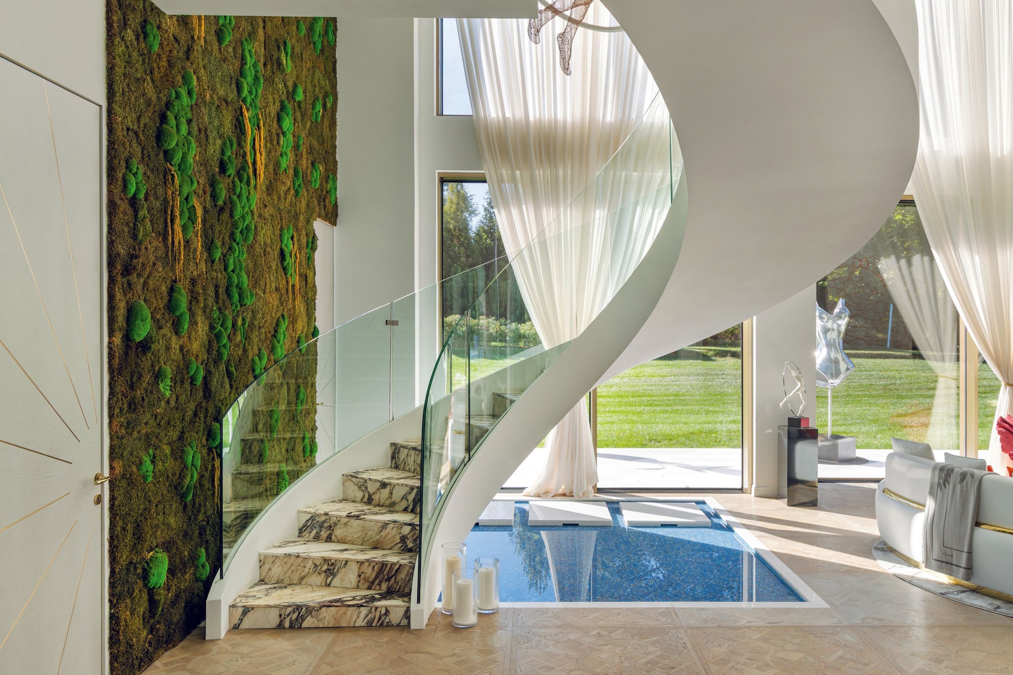 Escalera de vidrio curva con piscina azul abajo, sala moderna.