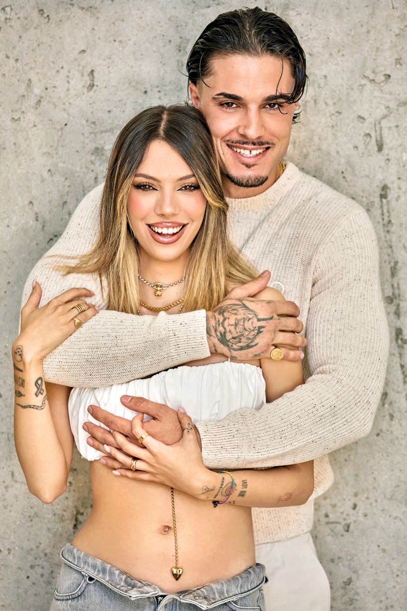La hija de Terelu con su novio, Carlo Costanzia, cuando anunciaron la llegada de su primer hijo en ¡HOLA! Ahora que el pequeño Carlo tiene 17 meses, el hijo de Mar Flores y ella tendrán una niña a finales de verano