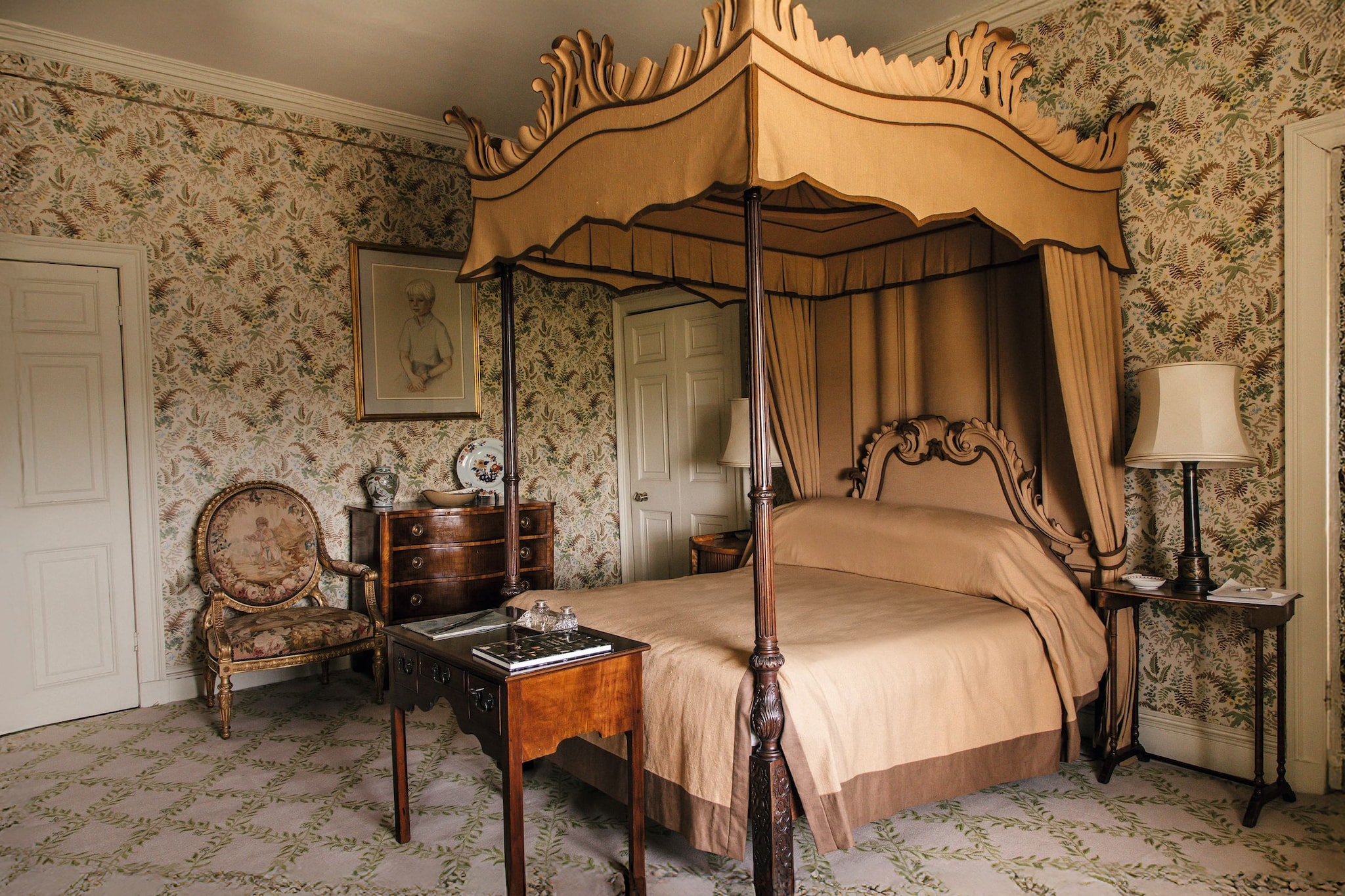 Una de las habitaciones muestra una cama de cuatro postes de estilo rococó, que data aproximadamente de 1755