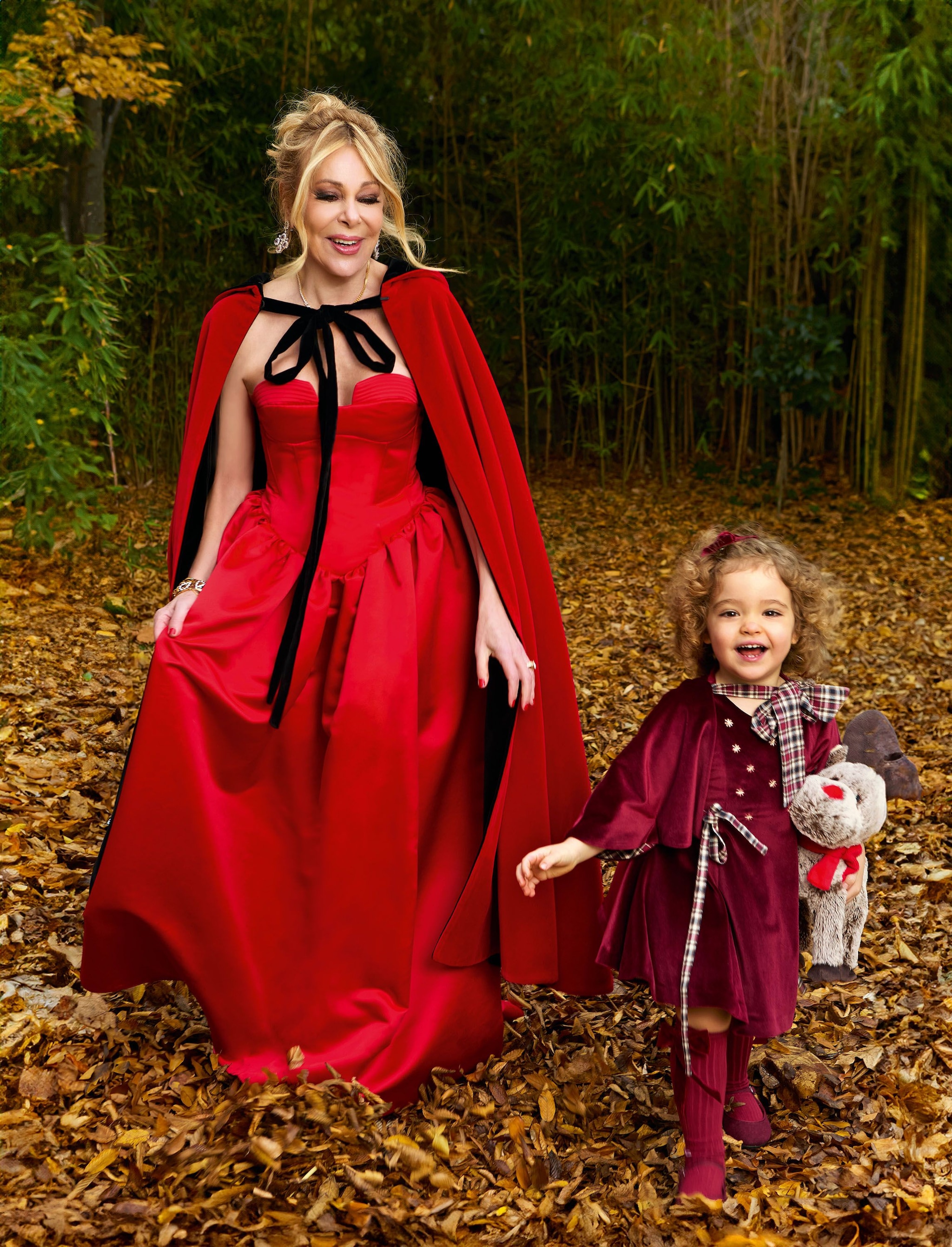 Ana Obregón caminando por el jardín con la pequeña Anita