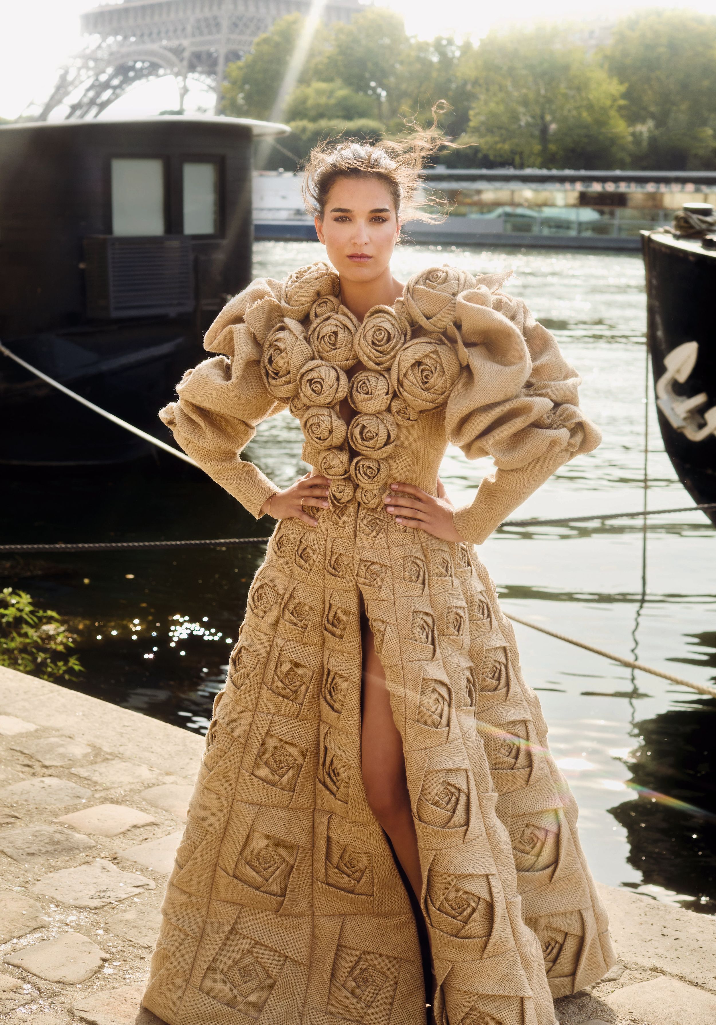 Con el río Sena como telón de fondo, nuestra modelo de lujo lleva vestido escultórico, con rosas en 3D y gran abertura central, de Viktor & Rolf Alta Costura. Las joyas son de Rabat.