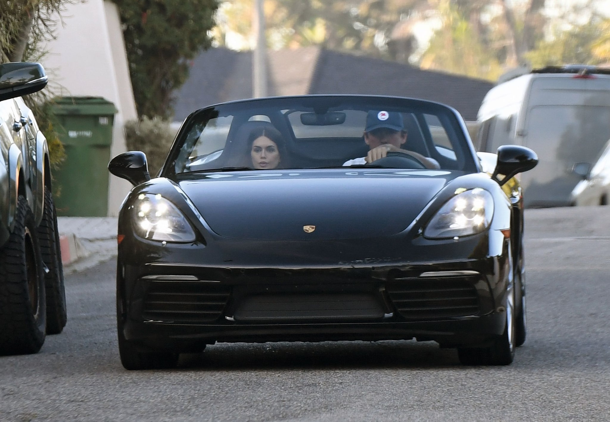 Kaia y Lewis Pullman paseando en su cochazo de lujo