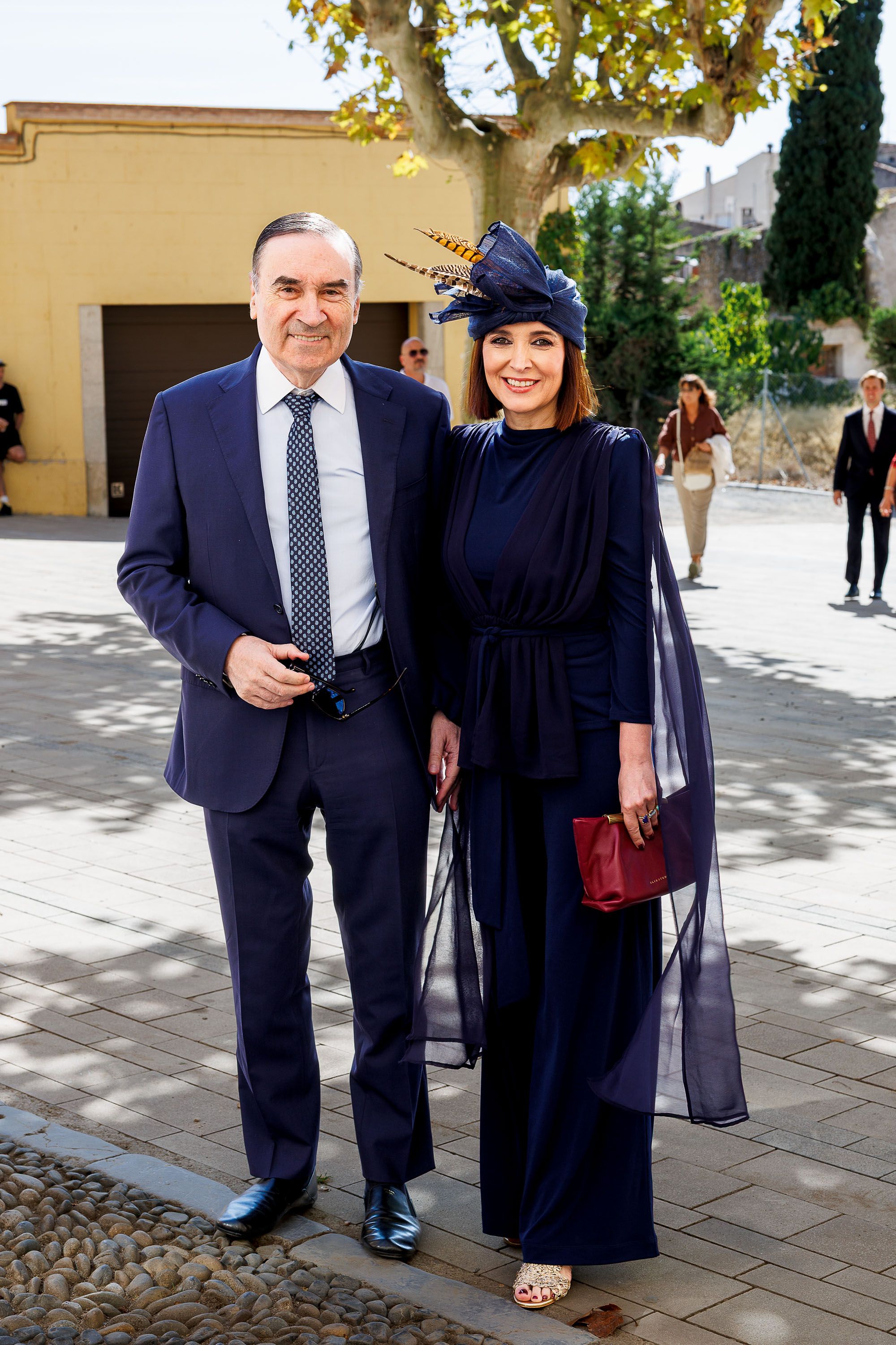 Cruz Sánchez de Lara, de la mano de su marido, Pedro J. Ramírez, a su llegada a la boda.